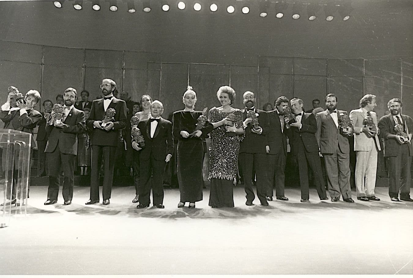 Foto de familia de los ganadores y ganadoras de la primera edición de los Premios Goya en 1987
