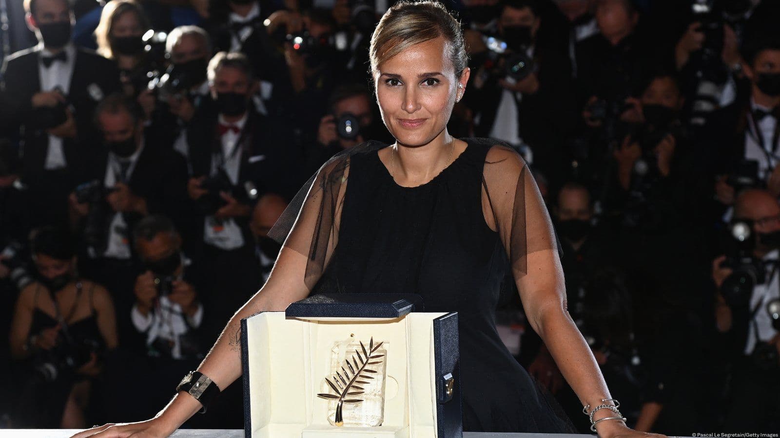 Julia Ducournau posa con su Palma de Oro por 'Titane', el segundo premio en Cannes para una directora