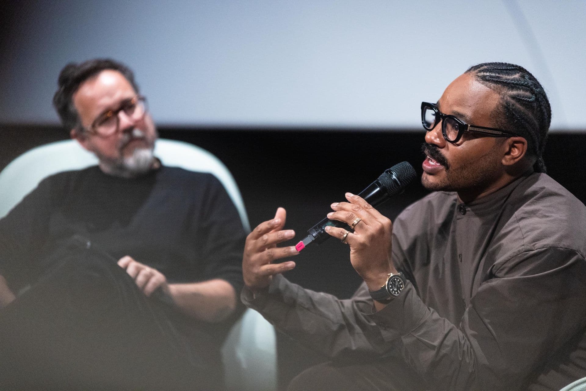 Paco Plaza y Ryan Coogler, durante la visita del director de 'Los pecadores' a la Academia de Cine