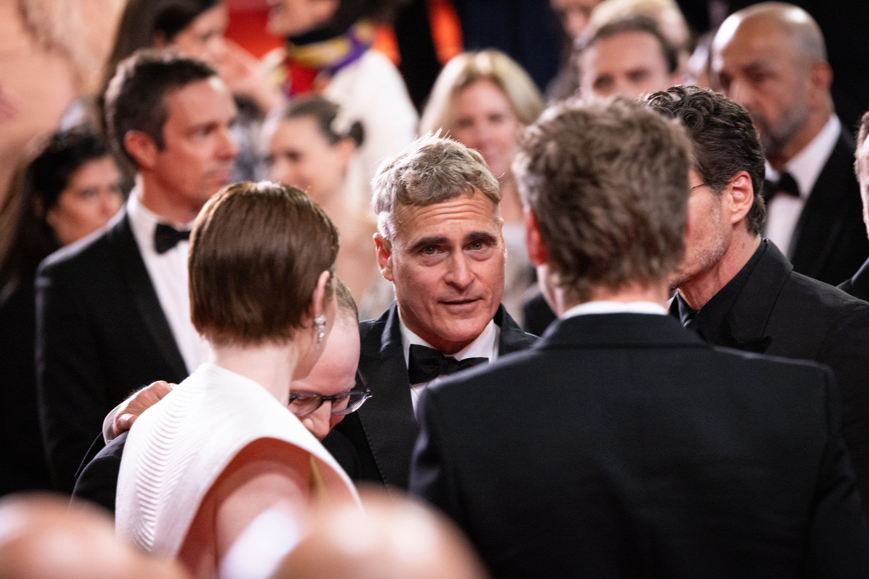 El actor Joaquin Phoenix, rodeado del equipo artístico de 'Eddington', en la alfombra roja del Festival de Cannes 2025