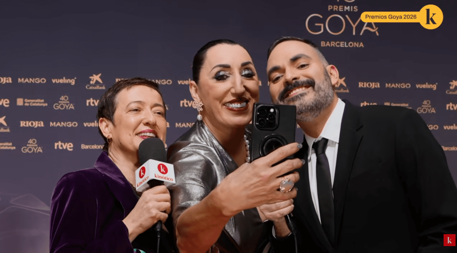 María Guerra, Rossy de Palma y David Martos se hacen un selfie en la alfombra roja de la 40 edición de los Premios Goya
