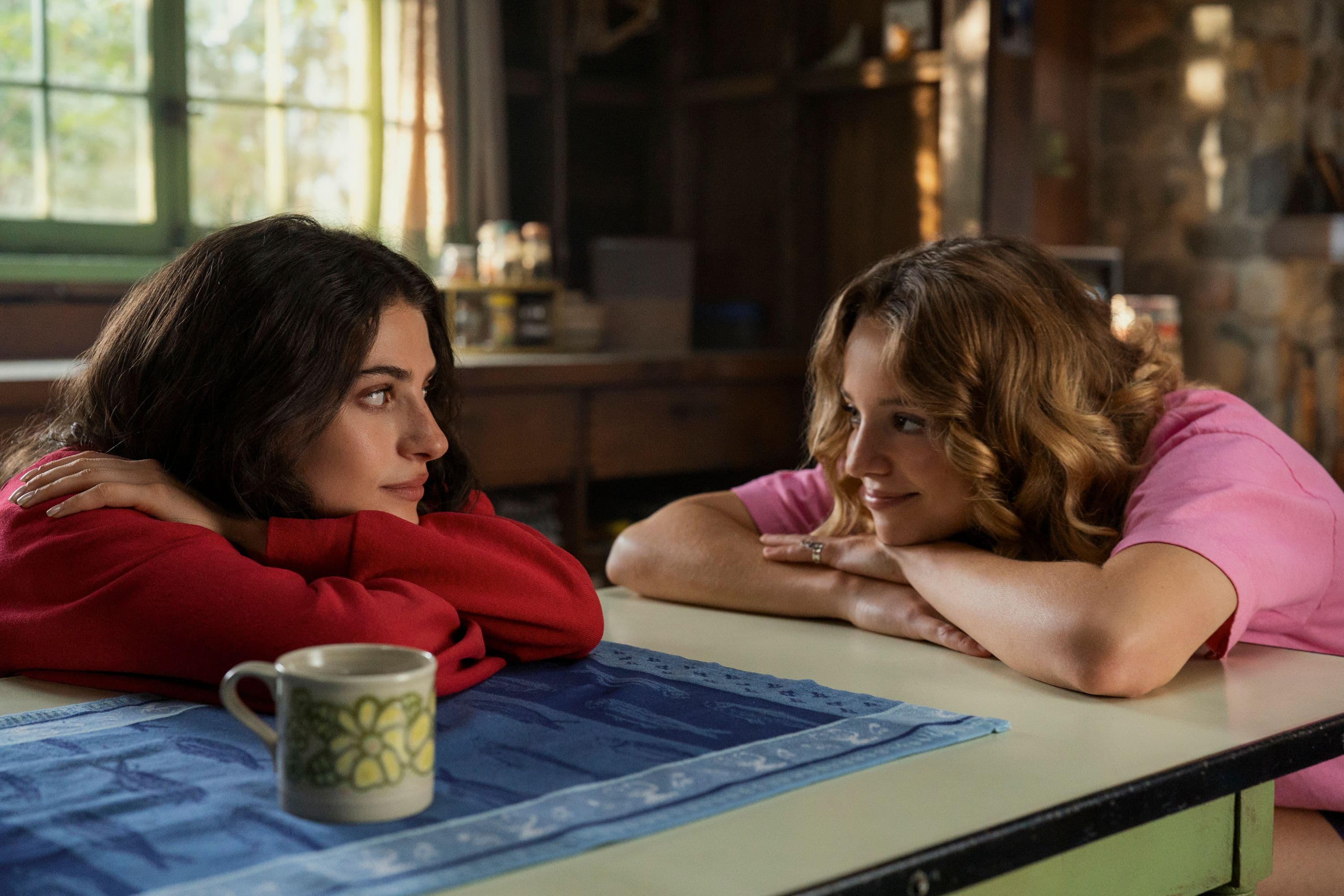 Fotograma de la serie de Megan Park 'Sterling Point' con Ella Rubin y Bo Bragason en primer término