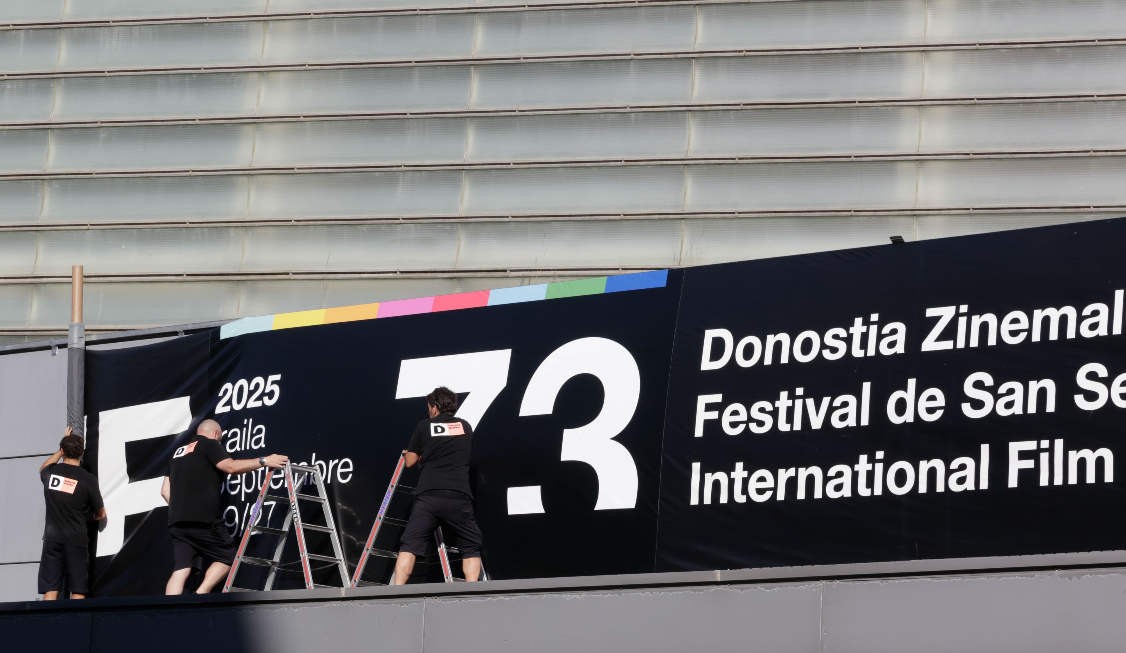 Imagen de archivo de operarios trabajando en el Kursaal para el Festival de San Sebastián 2025