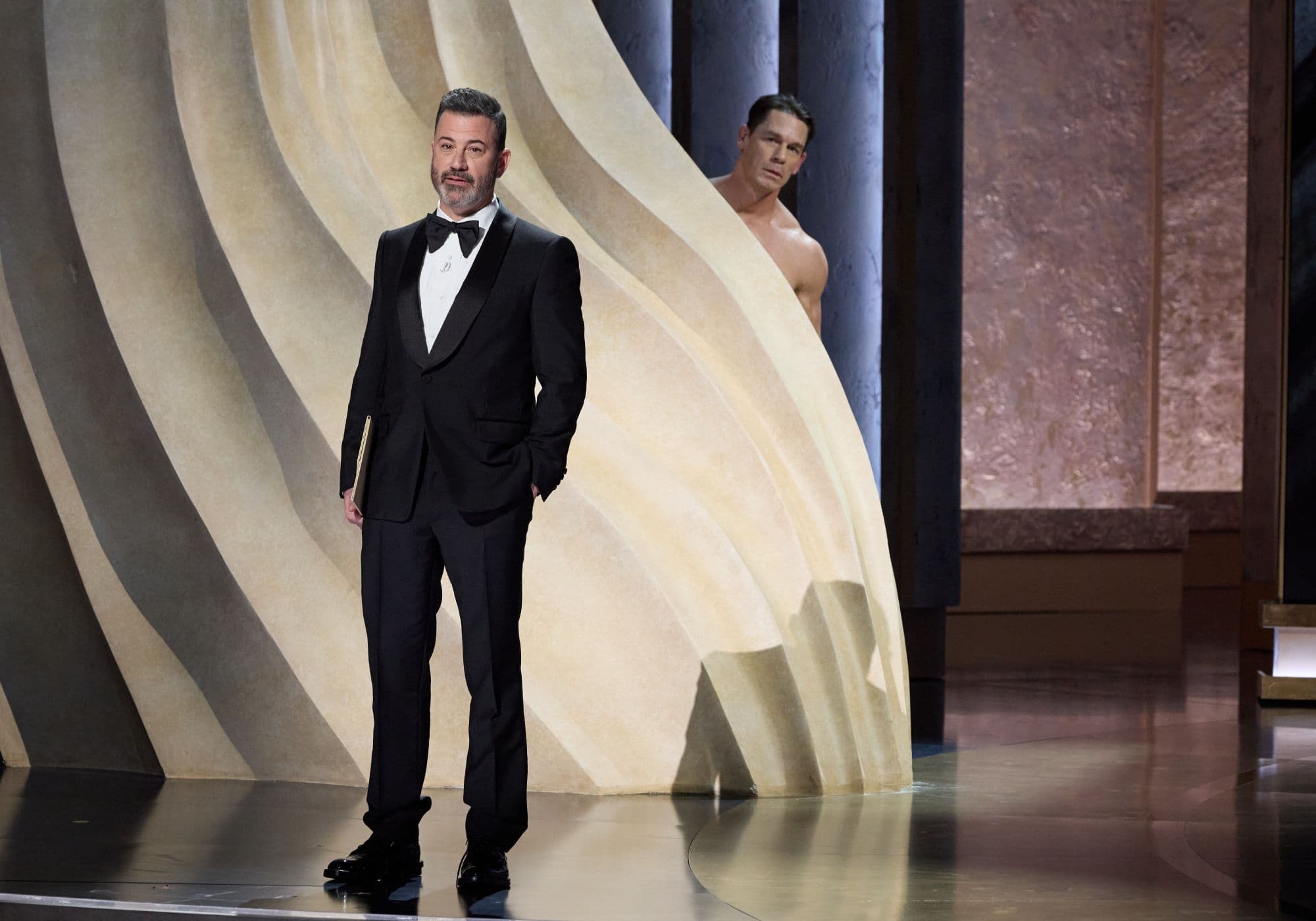 Jimmy Kimmel dando paso a John Cena para dar el premio a Mejor Vestuario en la gala número 96 de los Oscar