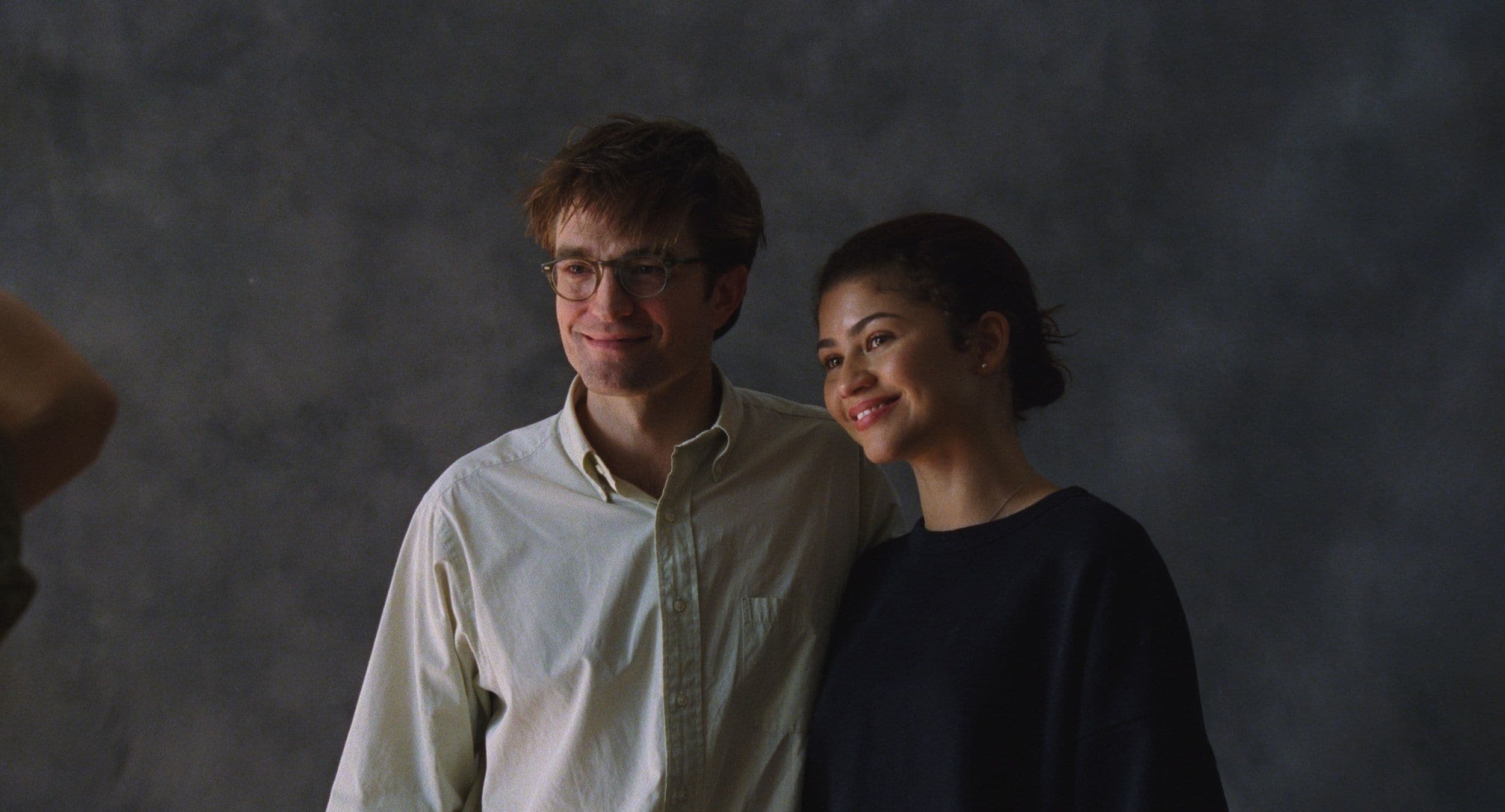Robert Pattinson y Zendaya posan en un estudio de fotografía en un fotograma de 'El drama', de Kristoffer Borgli