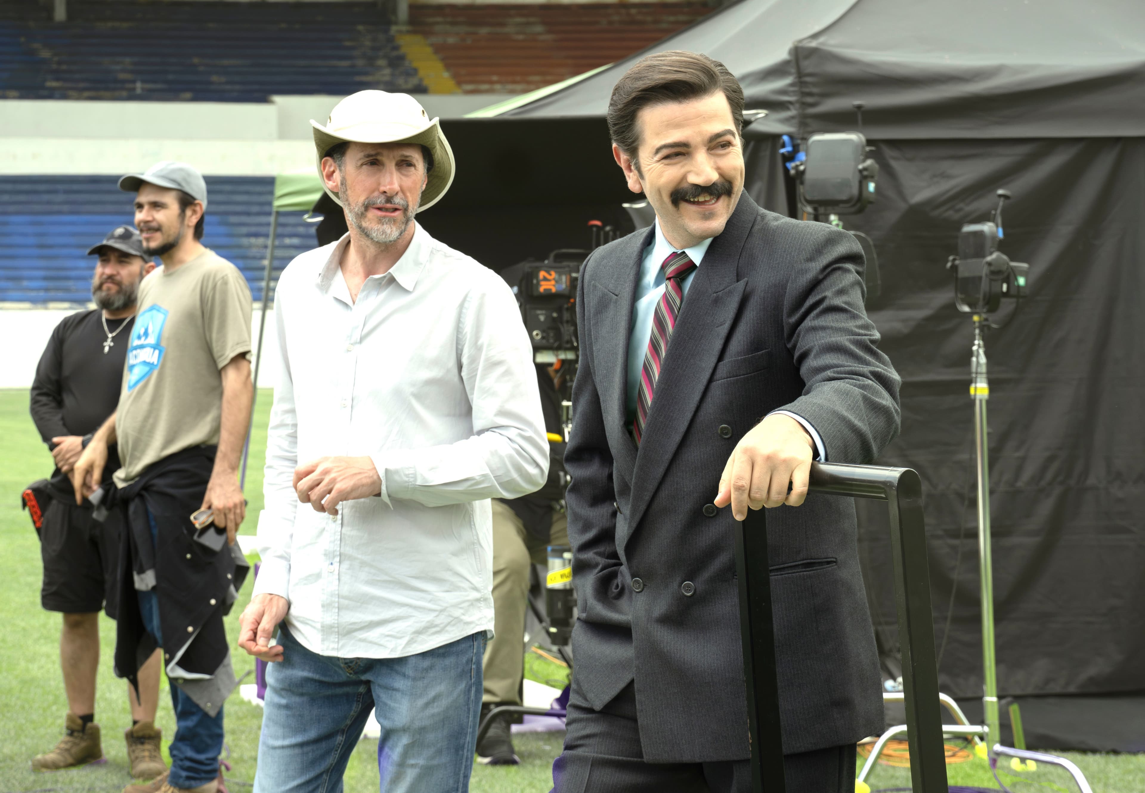El director Gabriel Ripstein y el protagonista Diego Luna en el set de 'México 86'