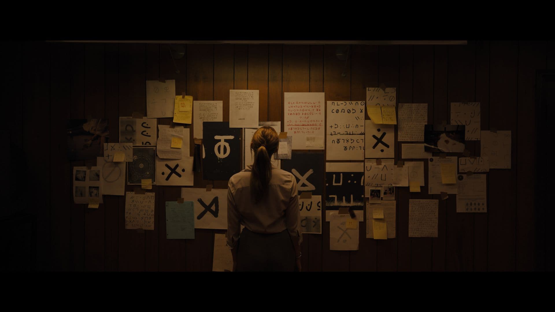 Maika Monroe, de espaldas, en una imagen promocional de 'Longlegs', dirigida por Oz Perkins