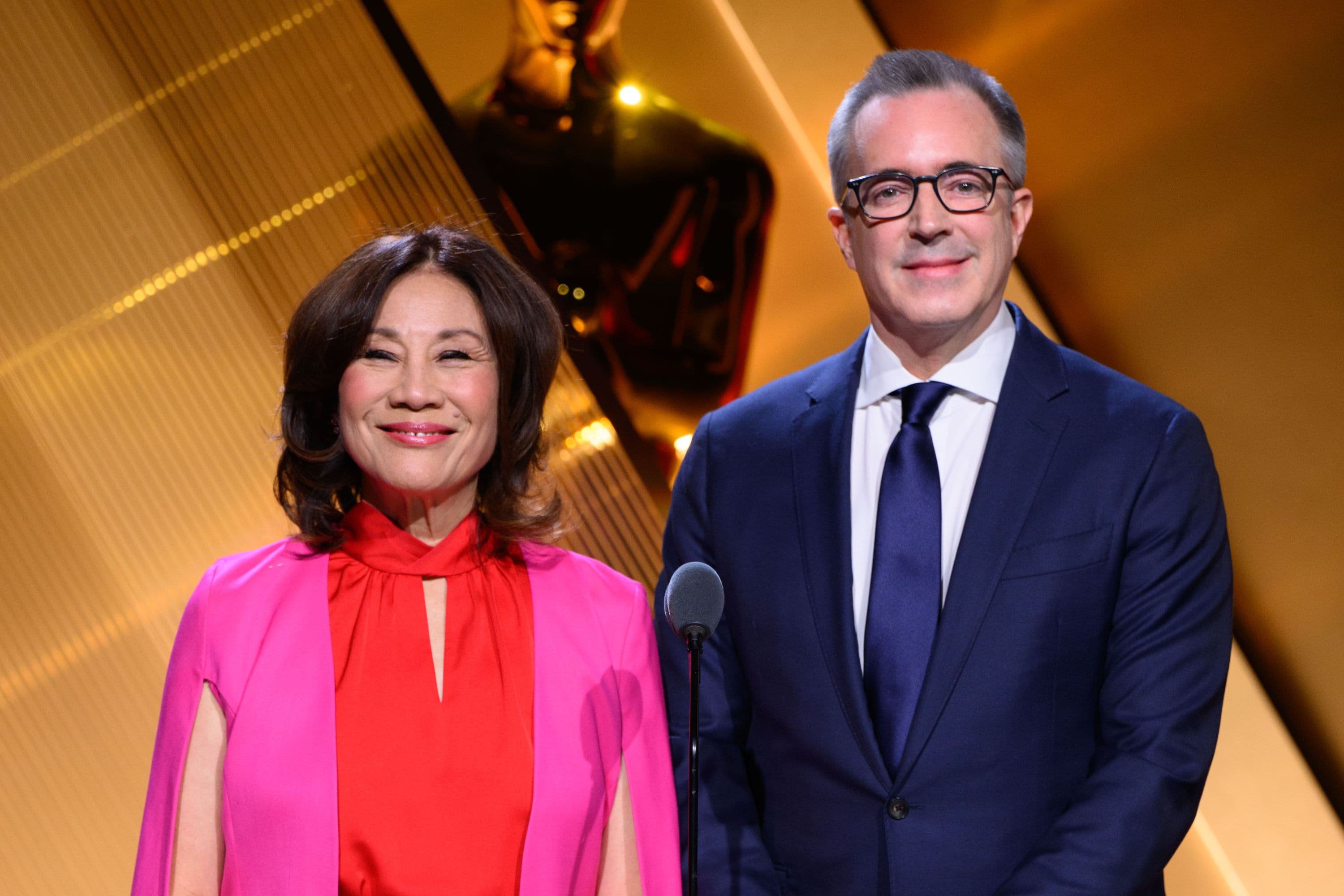 La presidenta de la Academia de Hollywood, Janet Yang, y el CEO, Bill Kramer, durante el anuncio de nominados a la edición 97 de los Oscar