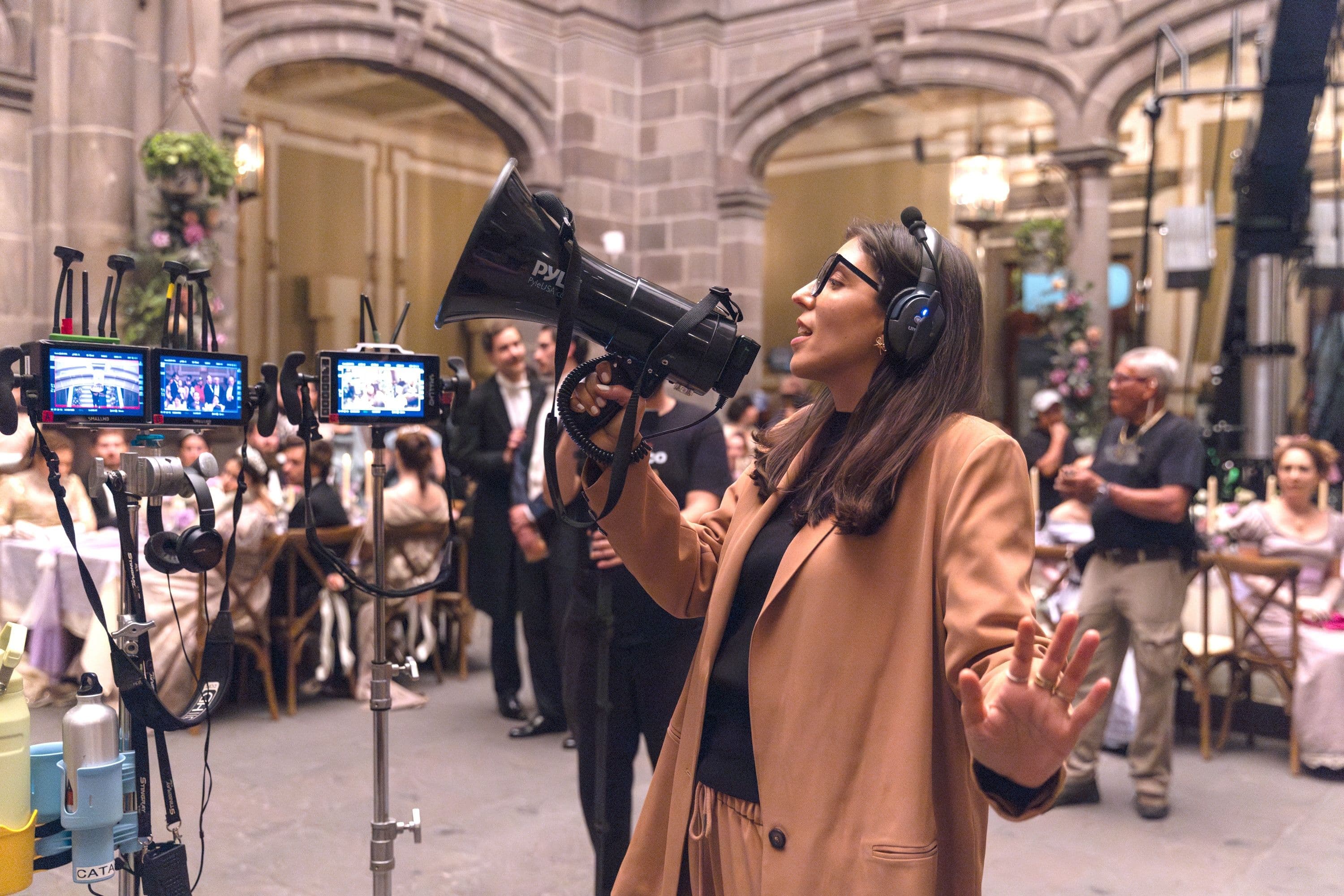 La directora Catalina Aguilar Mastretta en el set de 'Mal de amores' en 2026