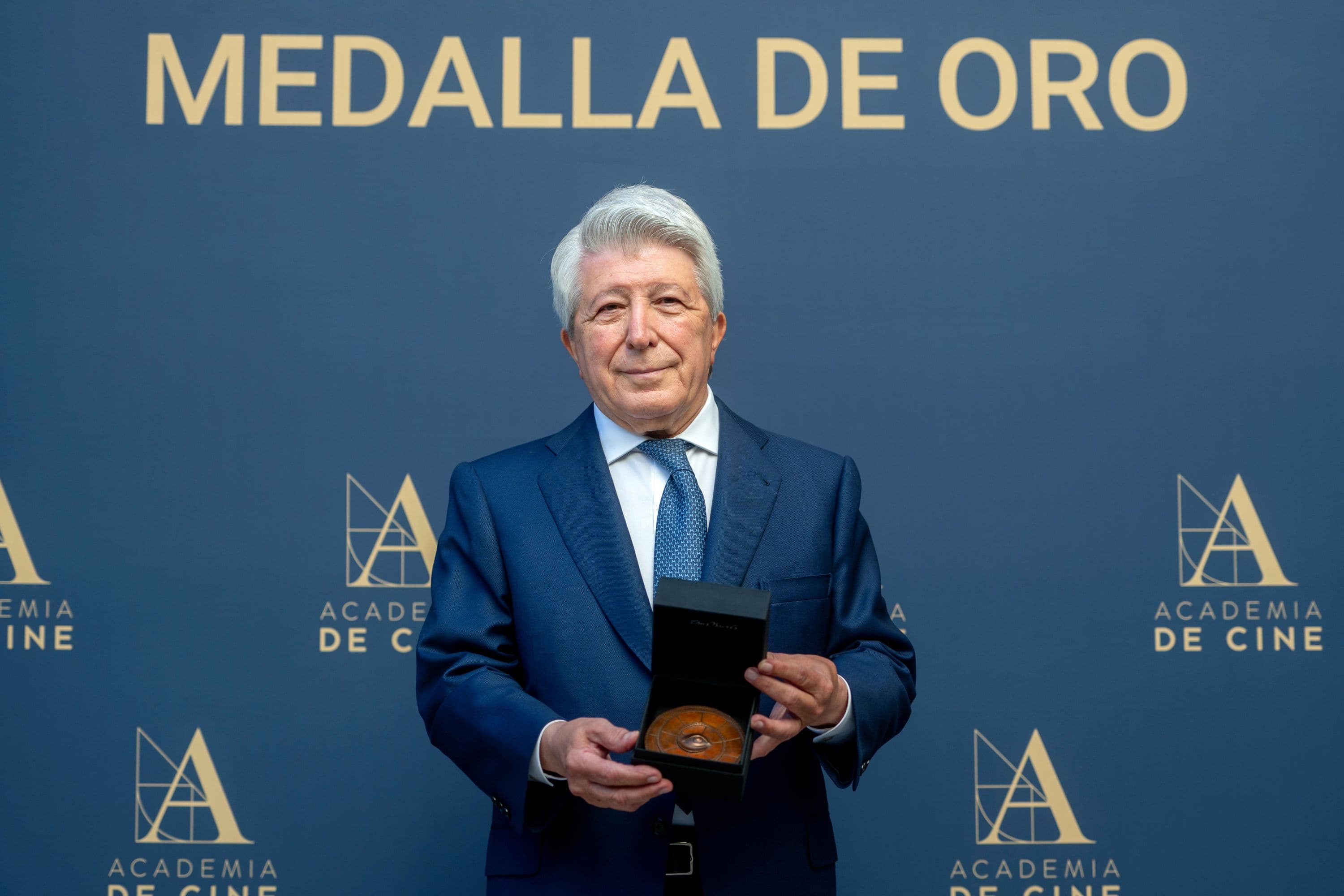 El productor y distribuidor Enrique Cerezo recibe la Medalla de Oro de la Academia de Cine
