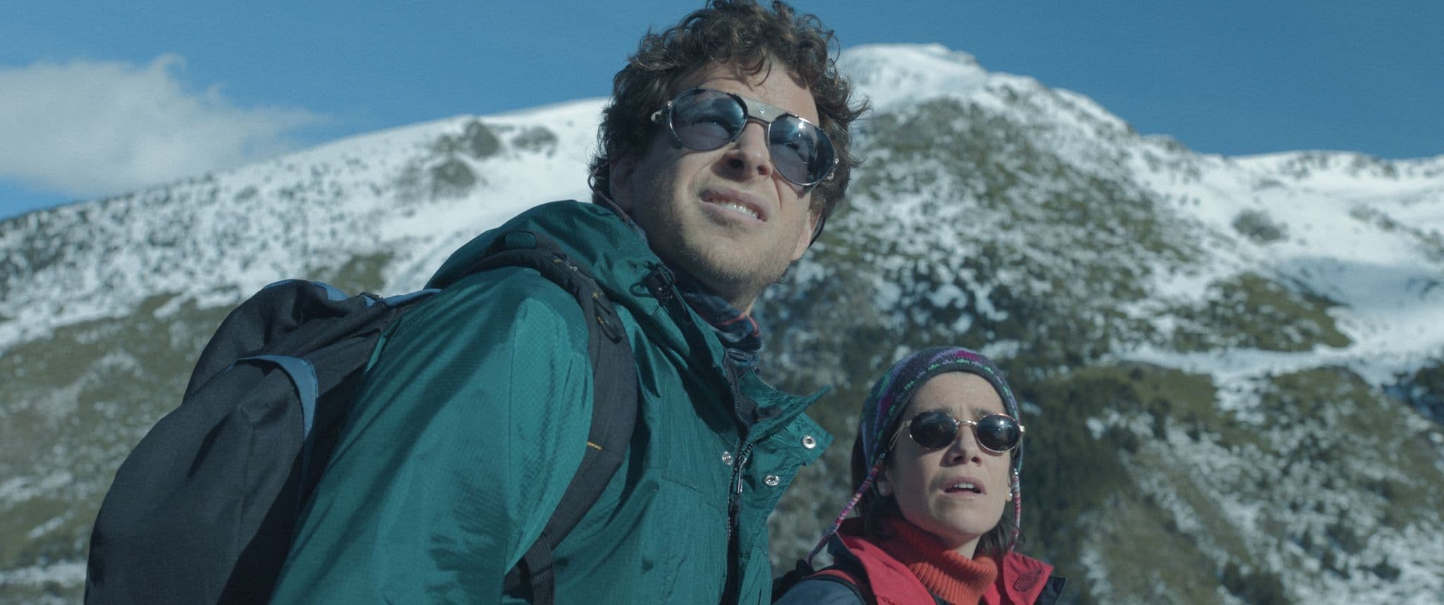Álvaro Cervantes y Bruna Cusí en un fotograma promocional de 'Balandrau, viento salvaje'