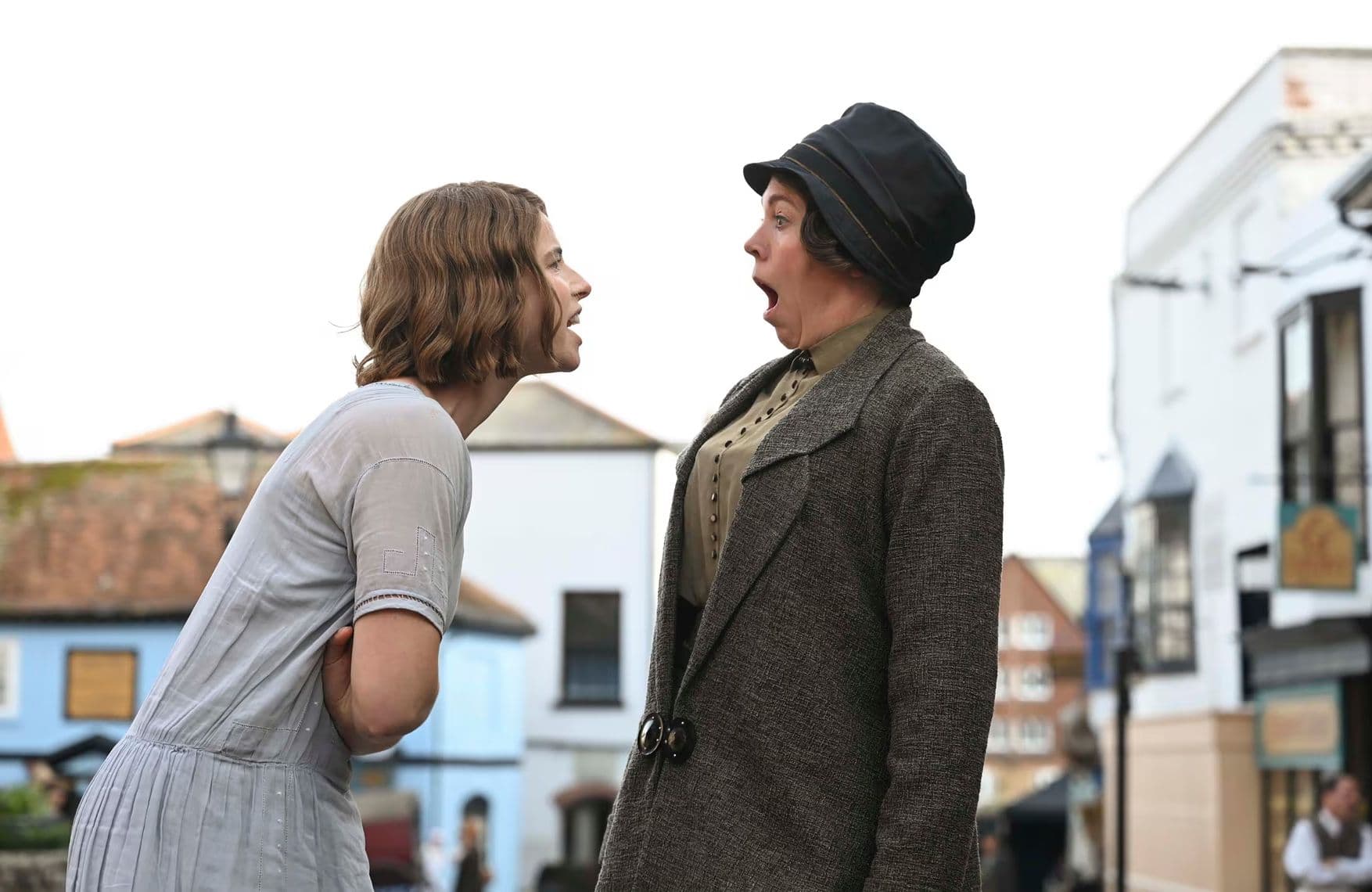 Fotograma de 'Pequeñas cartas indiscretas', protagonizada por Olivia Colman y Jessie Buckley