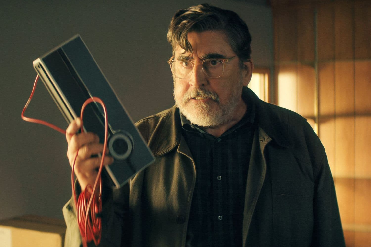 El actor Alfred Molina, en un fotograma promocional de la serie 'The Boroughs: Jubilación rebelde'