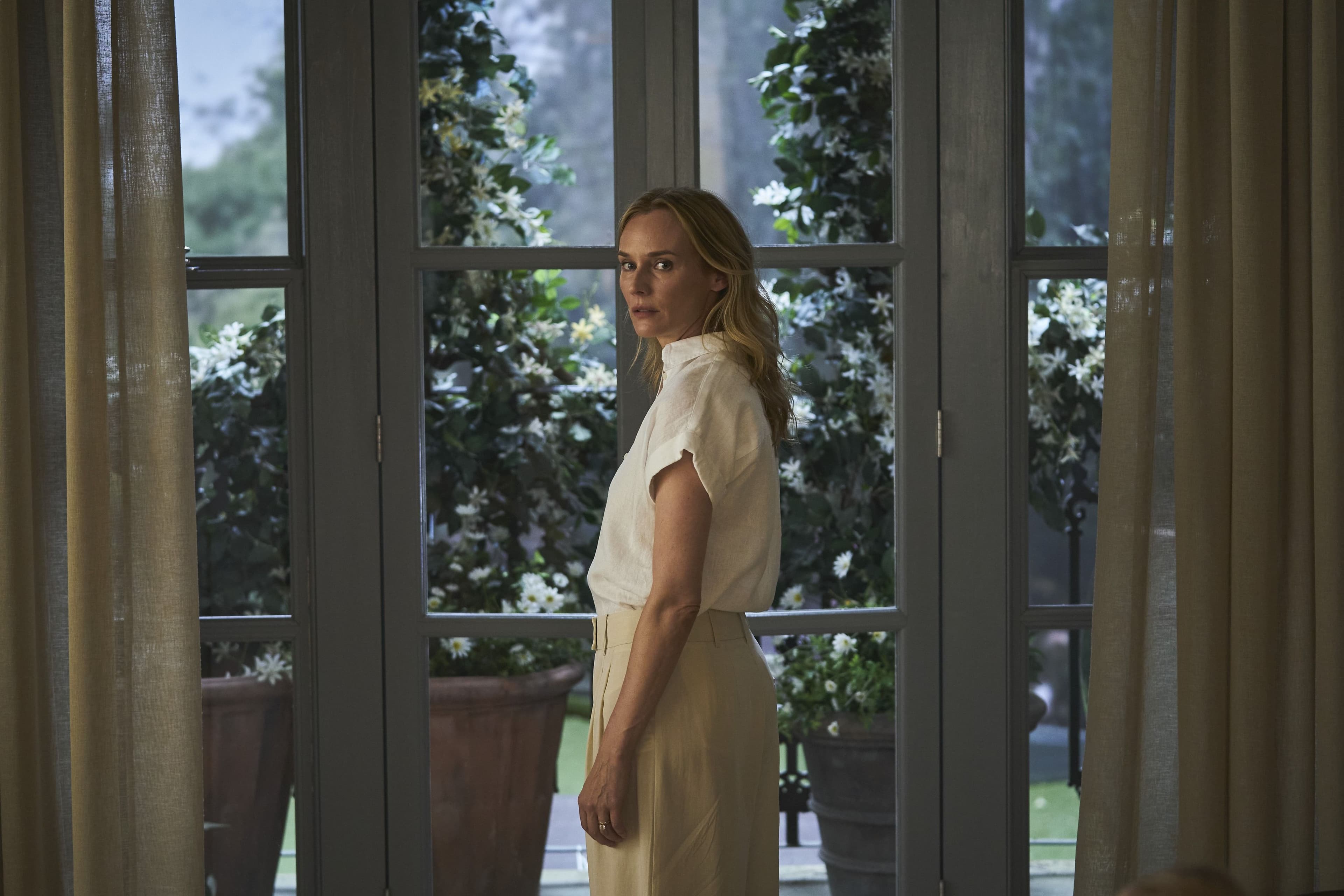 La actriz Diane Kruger en un fotograma promocional de 'Pequeños desastres', de HBO Max