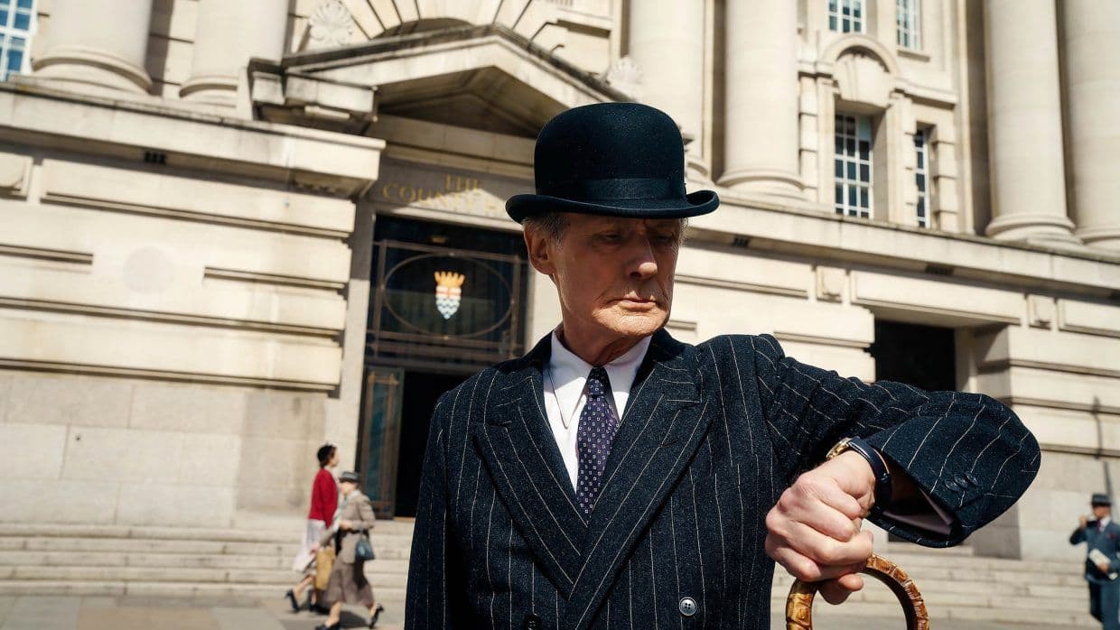El actor Bill Nighy en una imagen promocional de la película 'Living', de Oliver Hermanus
