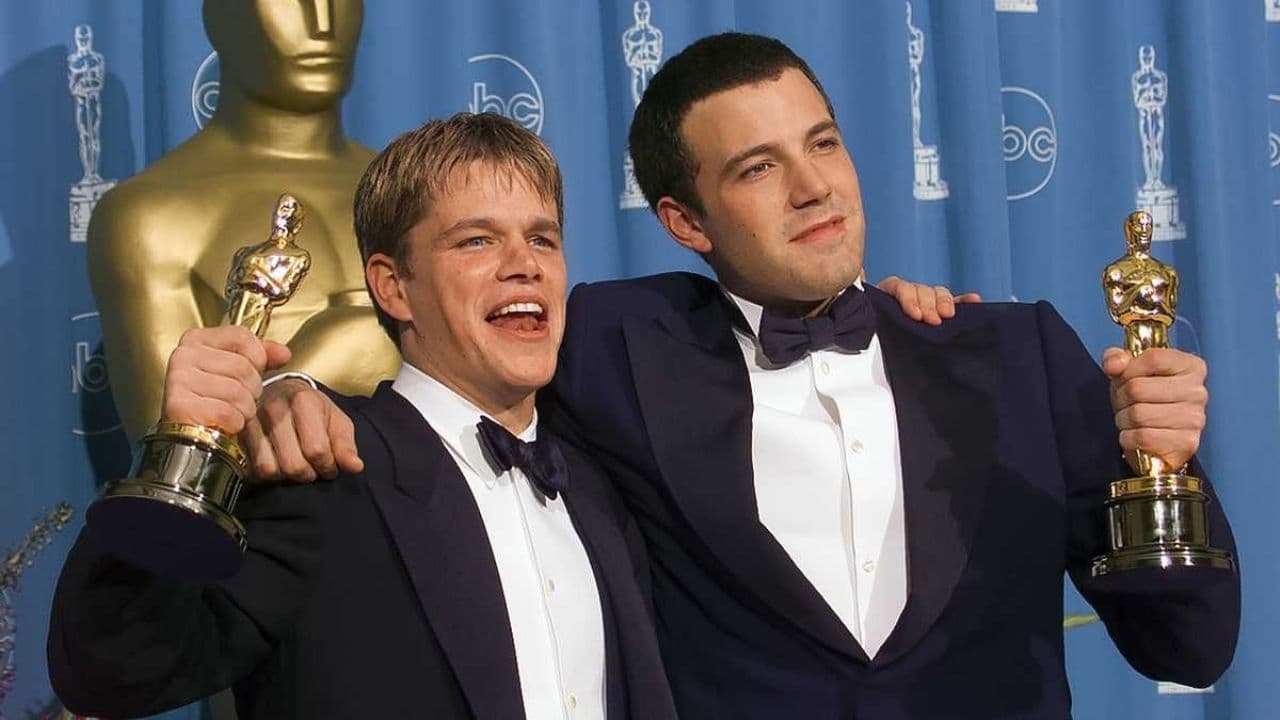 Matt Damon y Ben Affleck posan con sus Oscar al Mejor Guion original por 'El indomable Will Hunting' en 1998
