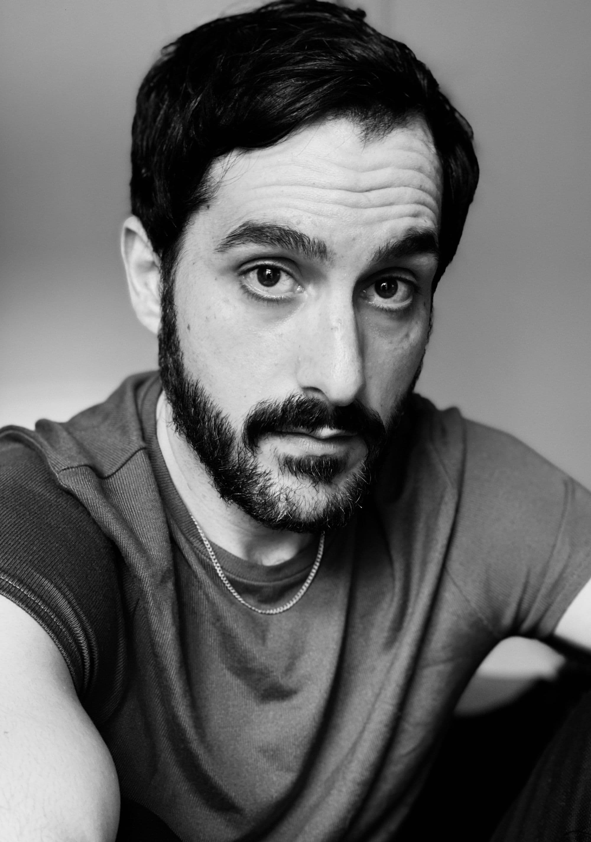 Retrato de Levan Akin, director de 'Crossing' y 'Solo nos queda bailar'