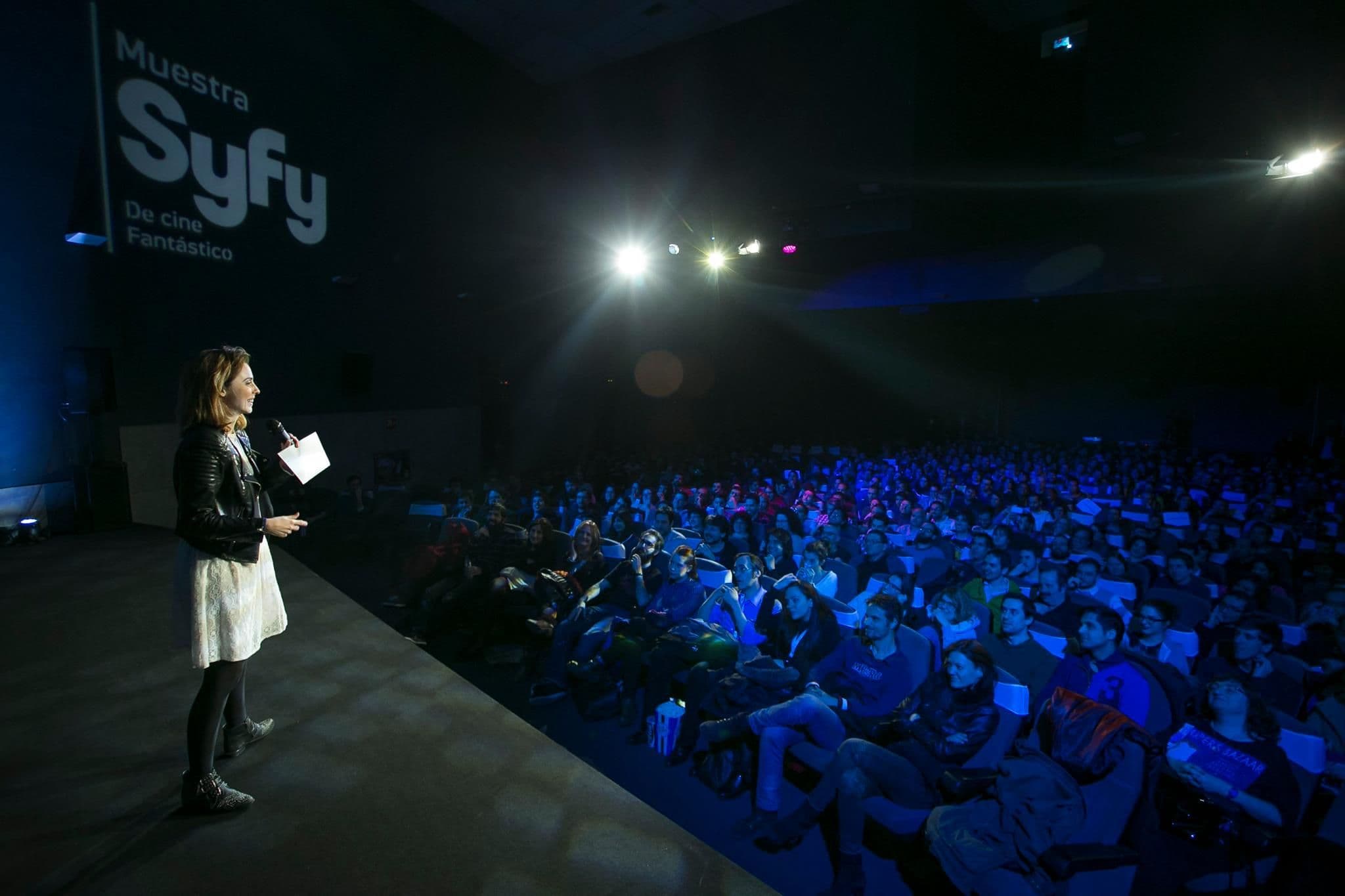 Leticia Dolera como maestra de ceremonias en la muestra Syfy