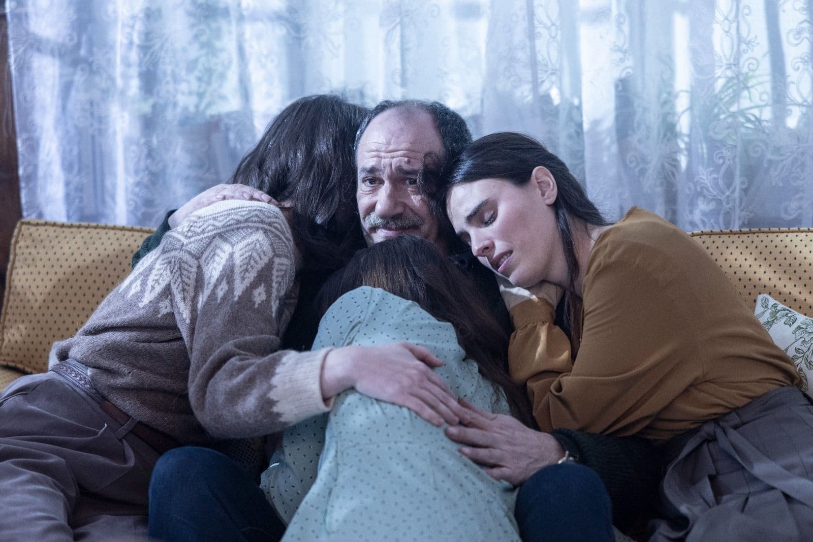Fotograma de 'Las hijas', de Daniel Romero, con Karra Elejalde, Yune Noguerias, Jone Laspiur y Edurne Azkarate