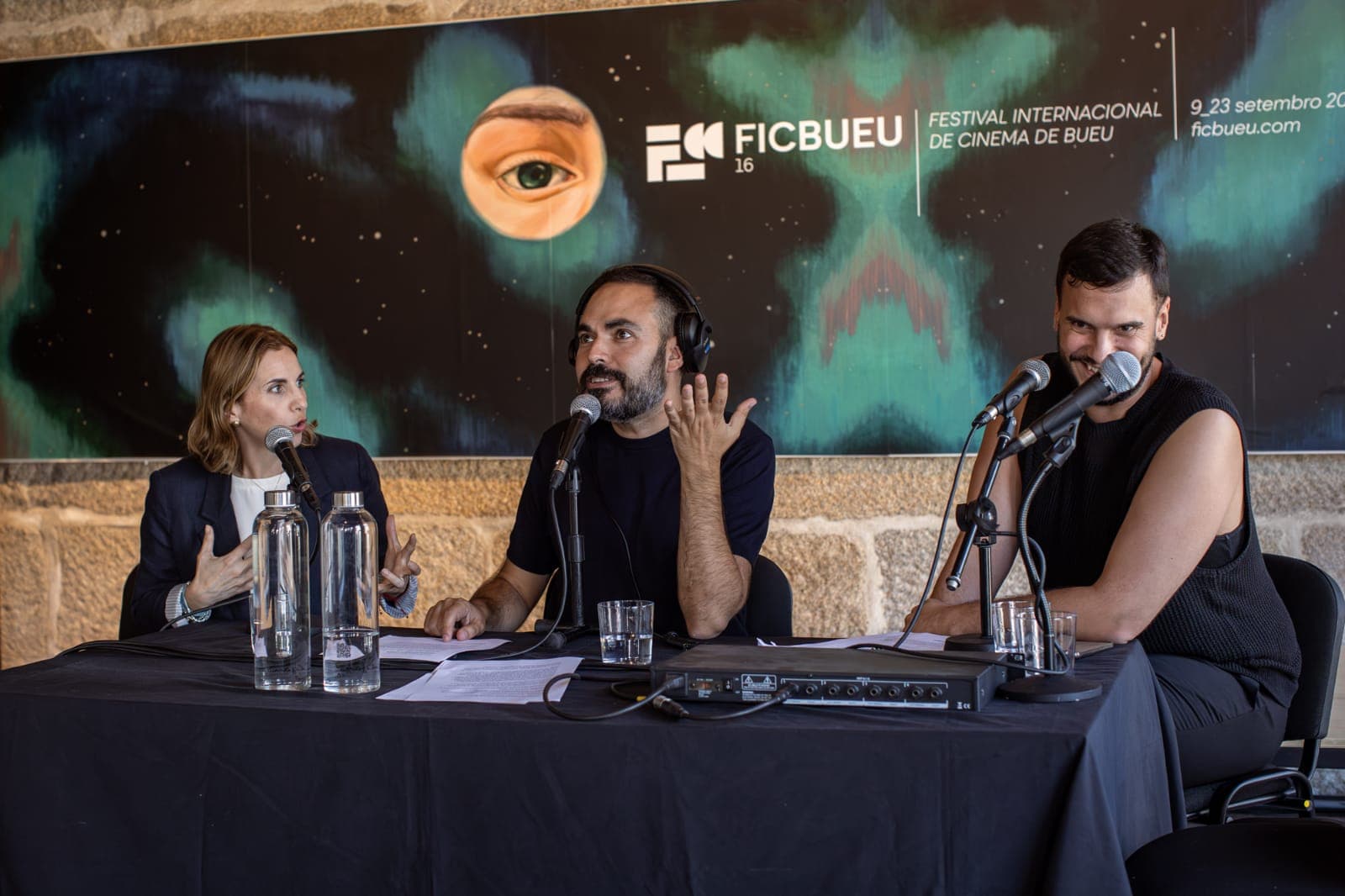 Alejandra Musi, David Martos y Luis Fernández, durante la grabación de Kinótico en el Festival Internacional de Cine de Bueu
