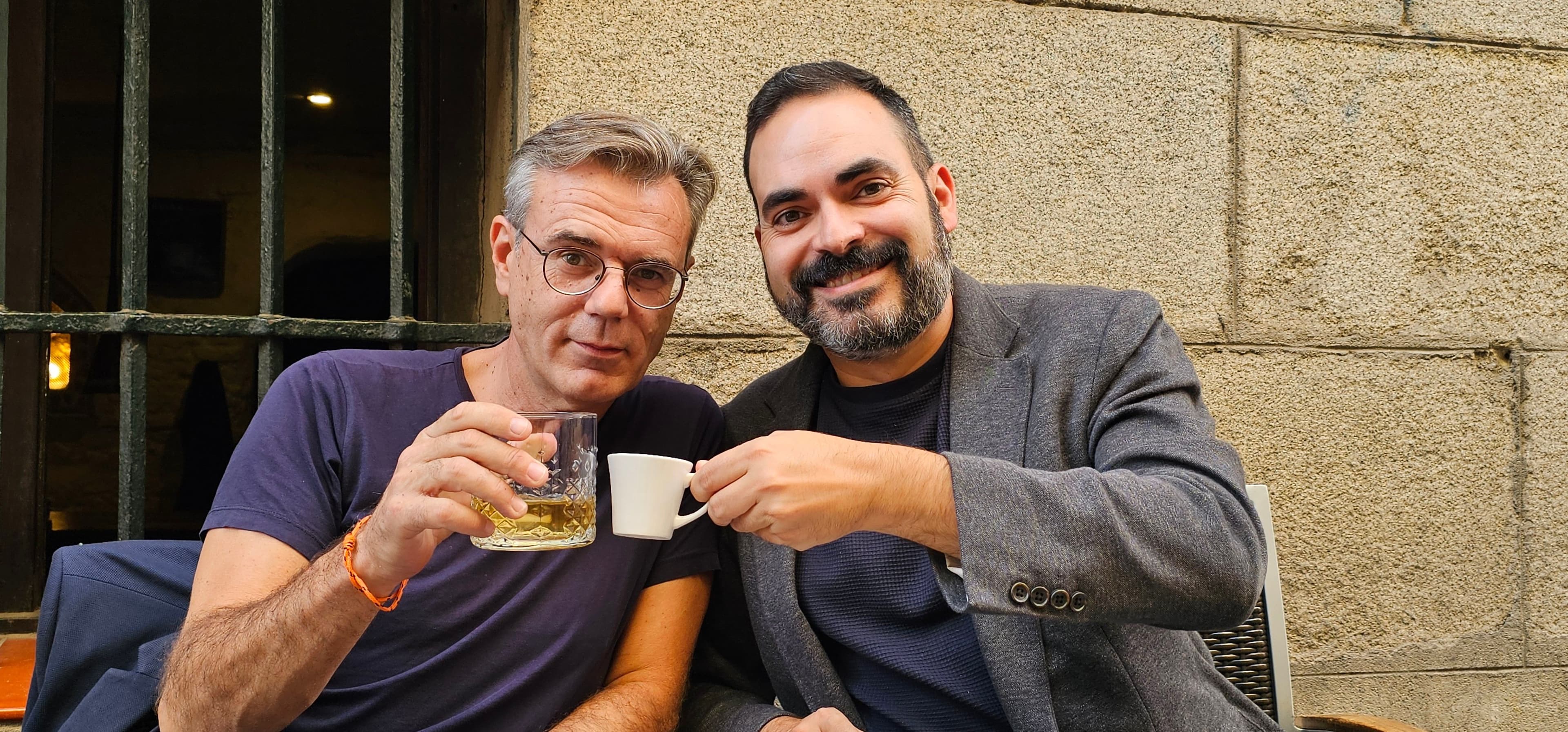 Pedro Vallín y David Martos, director de Kinótico, brindan en Madrid por la llegada de 'La homilía' del periodista asturiano a nuestro medio