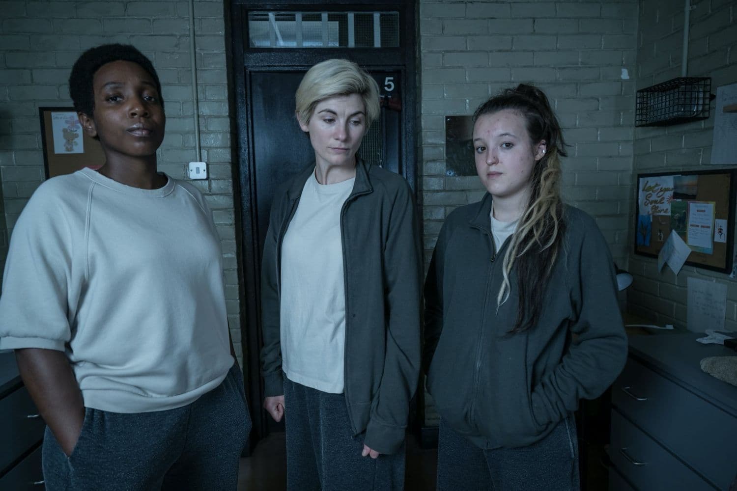 Tamara Lawrance, Jodie Whittaker y Bella Ramsay en una imagen de la temporada 2 de 'Condena'.