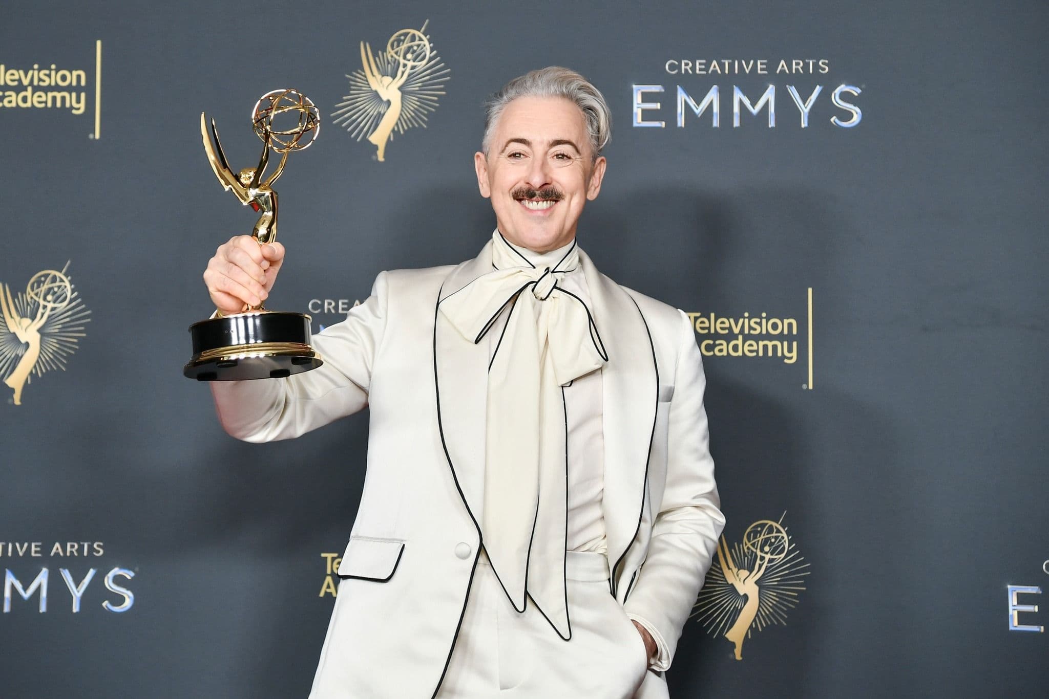 Alan Cumming recoge su Creative Arts Emmy 2025 como presentador de 'The Traitors'