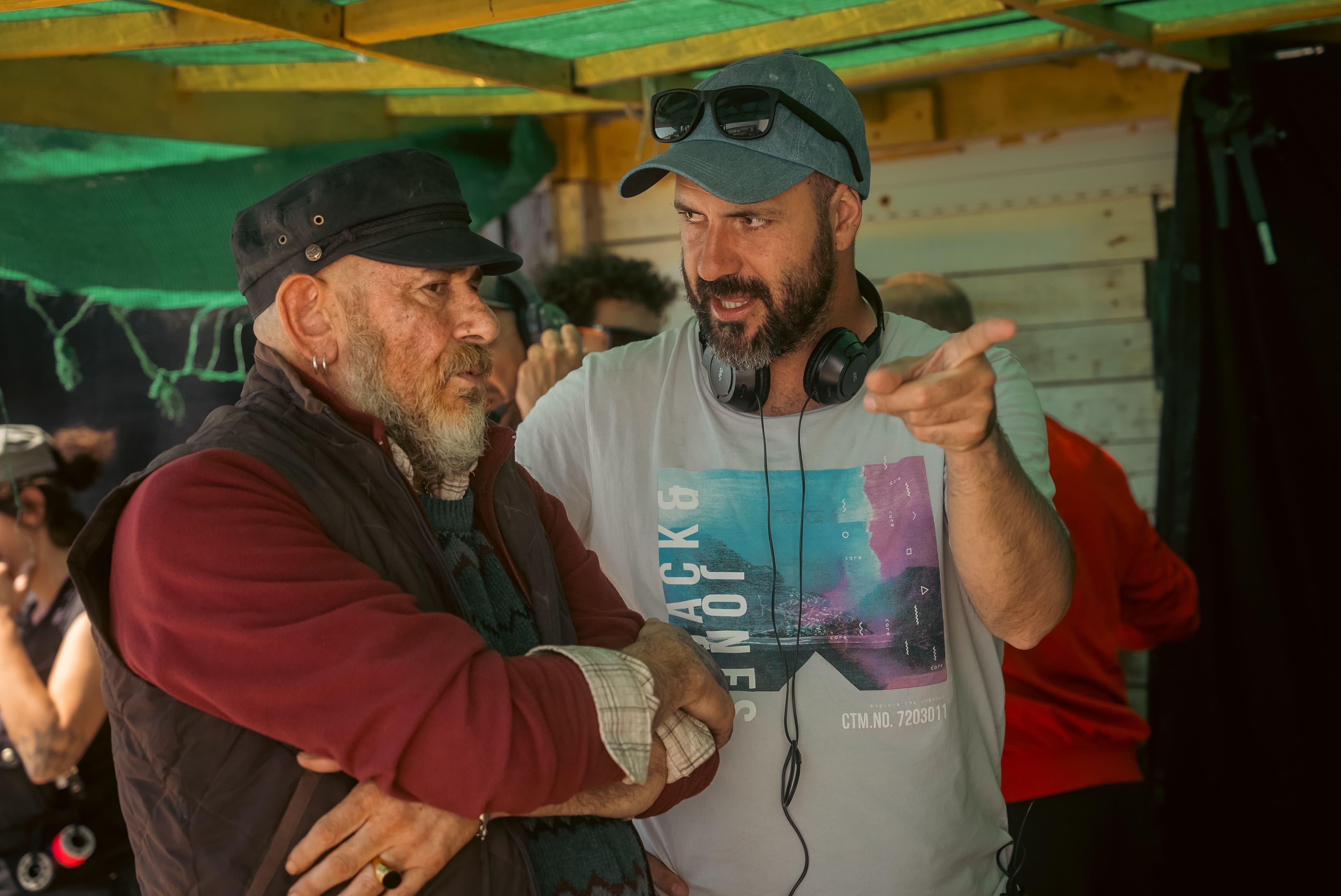 El actor Karra Elejalde y el director Albert Pintó durante el rodaje de 'Tierra de nadie'