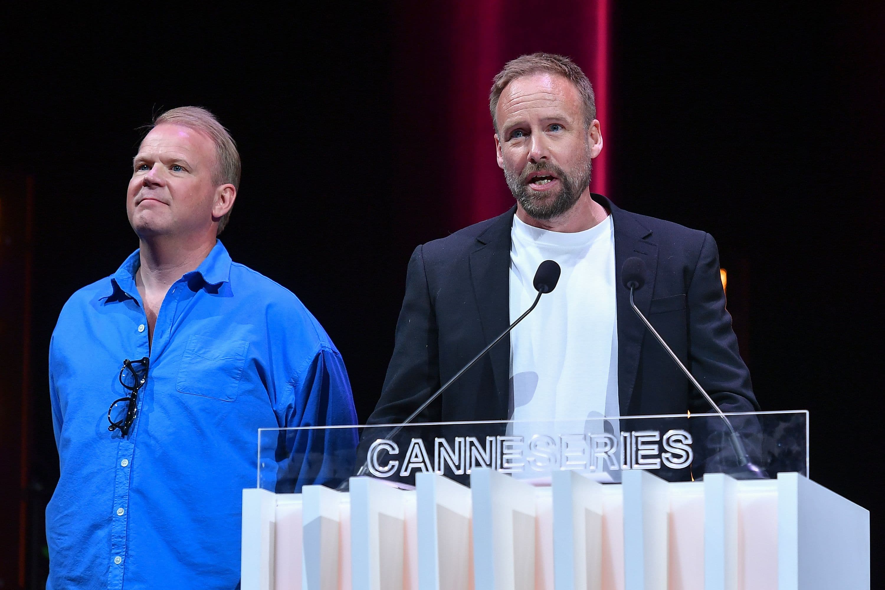 El actor Anders Baasmo y el director y guionista Tomas Seeberg Torjussen recogen el premio para 'Un hombre mejor'