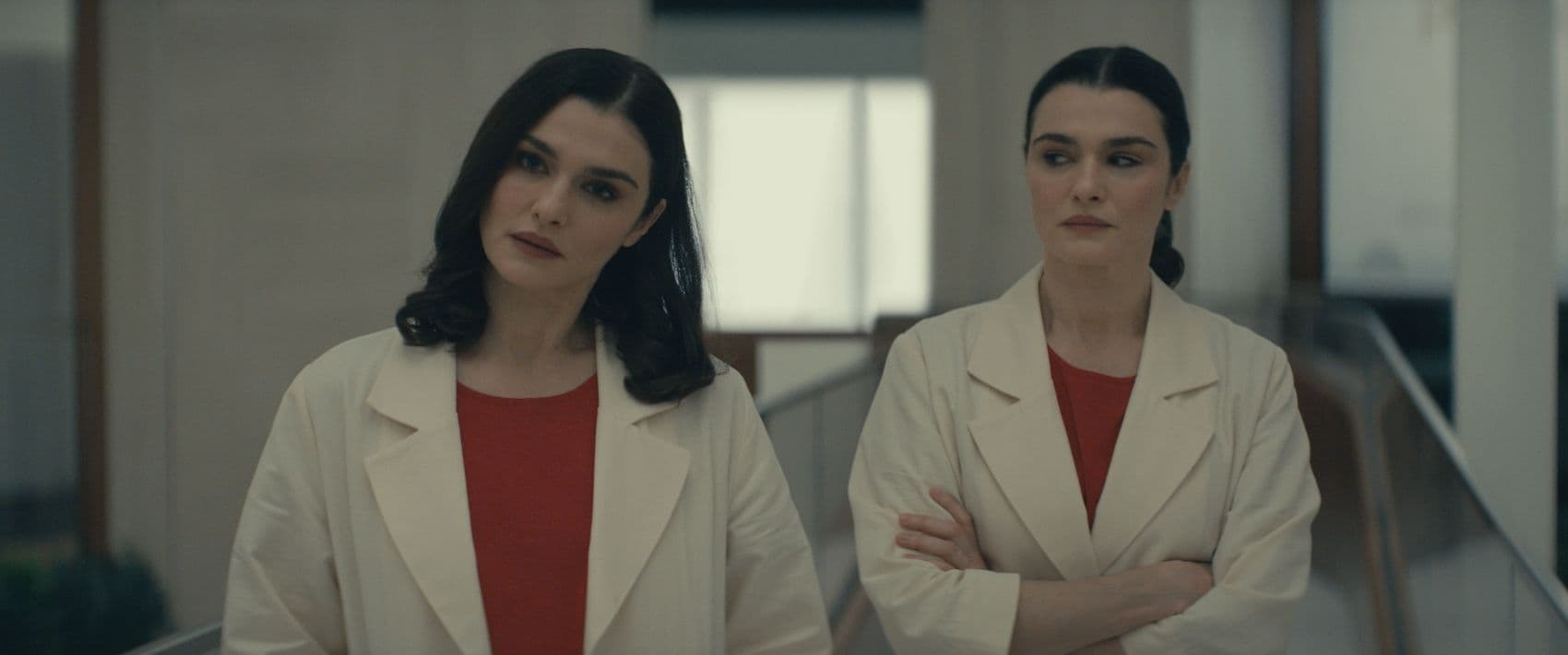 Fotograma de la serie 'Inseparables' con Rachel Weisz como las gemelas Mantle.
