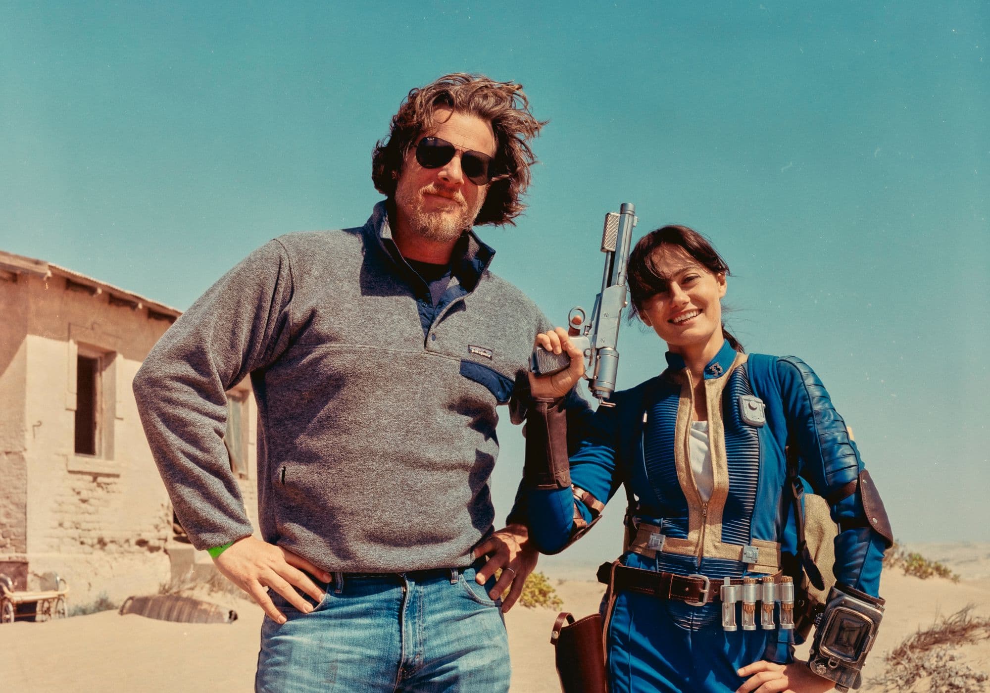 Fotografía del rodaje de la serie 'Fallout', con el director y productor Jonathan Nolan y la actriz Ella Purnell