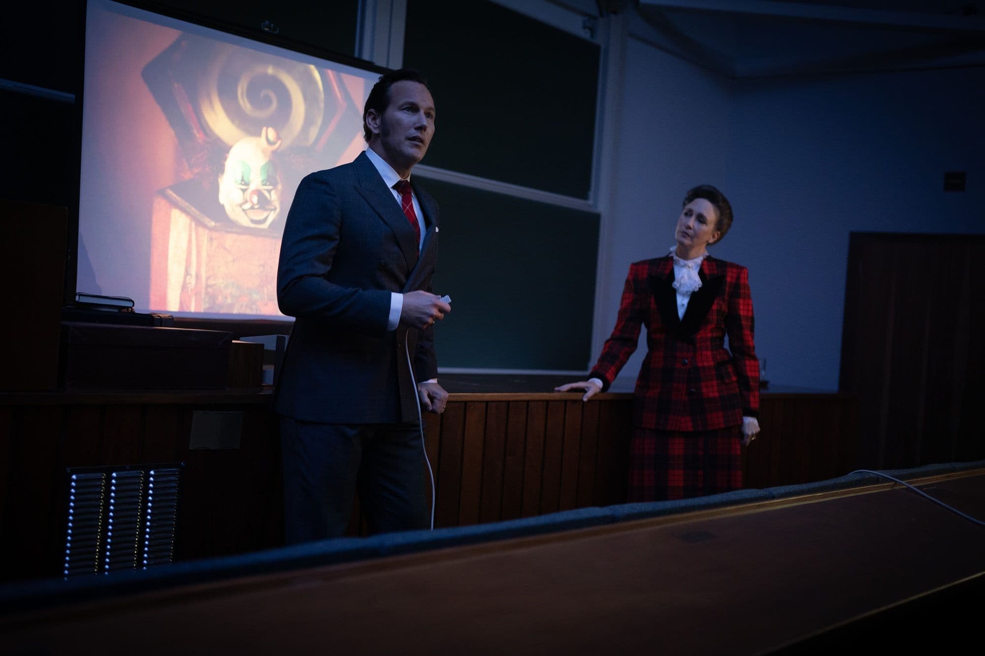 Patrick Wilson y Vera Farmiga en un fotograma promocional de 'Expediente Warren: El último rito'