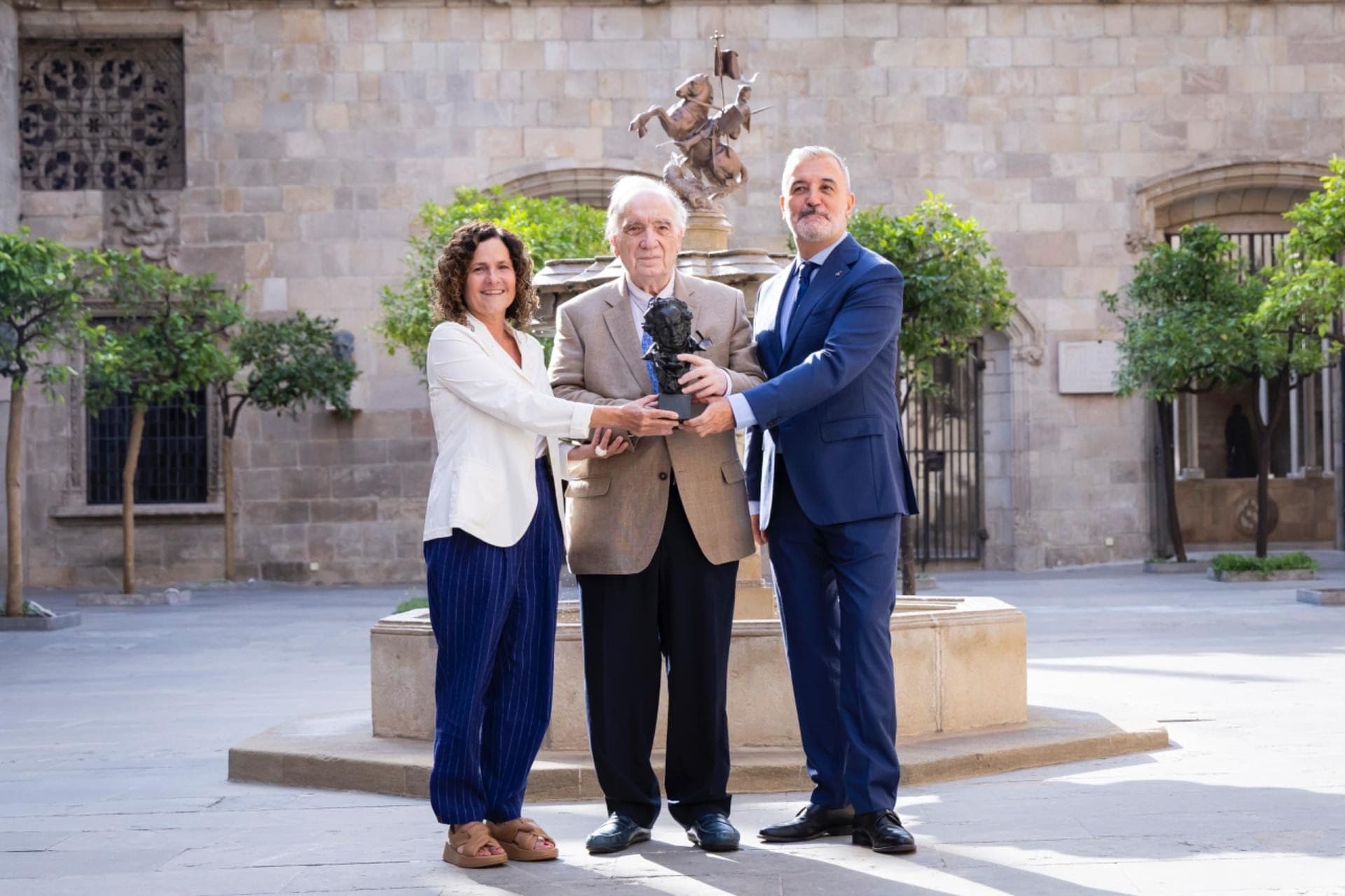 El presidente de la Academia de Cine, Fernando Méndez-Leite, el alcalde de Barcelona, Jaume Collboni, y la consellera de Cultura, Sònia Hernández, en la rueda de prensa de los Goya en Barcelona