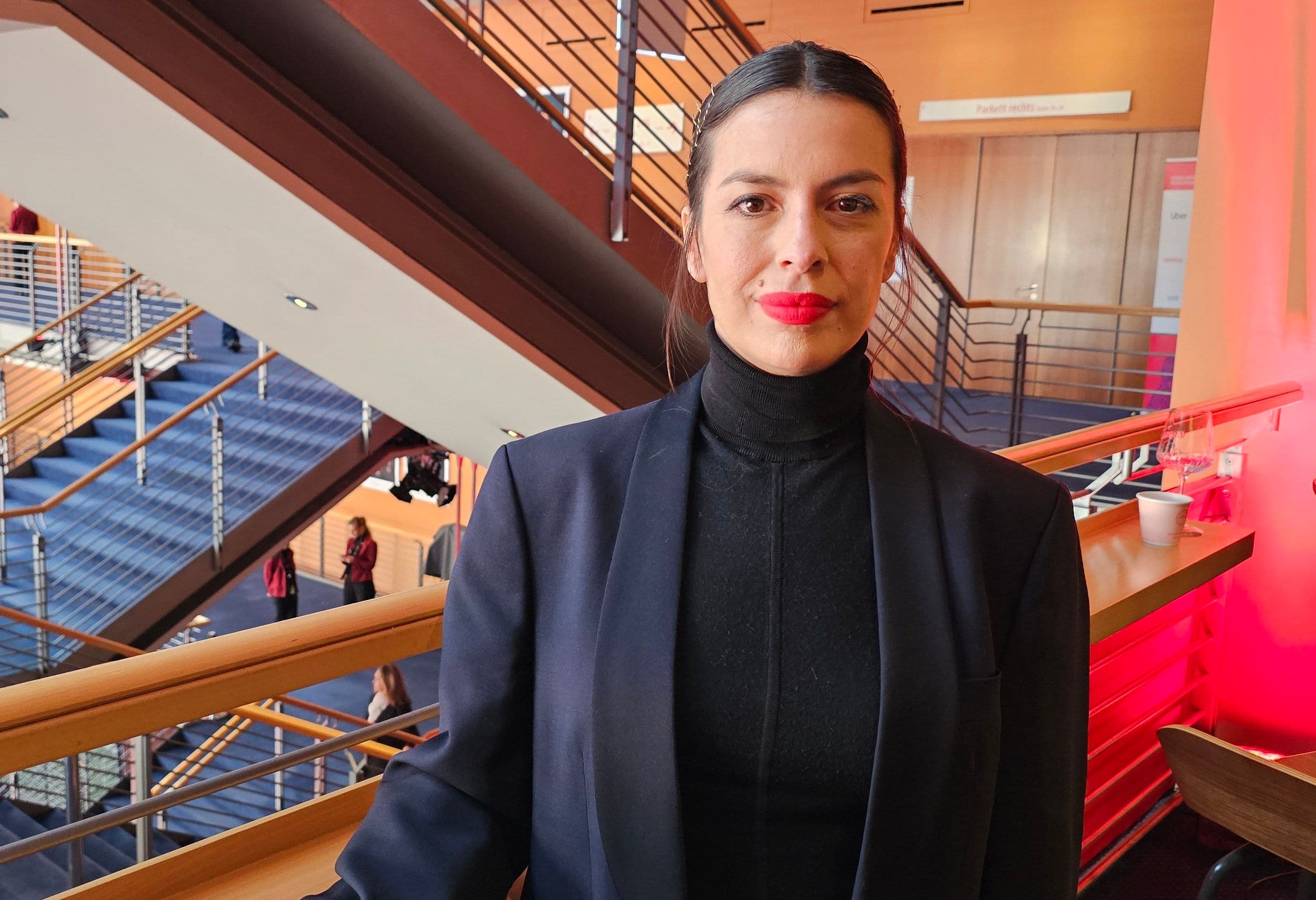 La directora Klaudia Reynicke, tras su entrevista con Kinótico