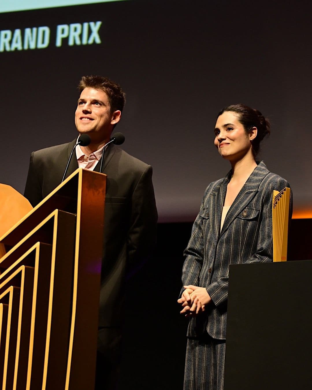 Los actores Miguel Bernardeau y Loreto Mauleón recogen el premio para 'Querer' en Series Mania 2025