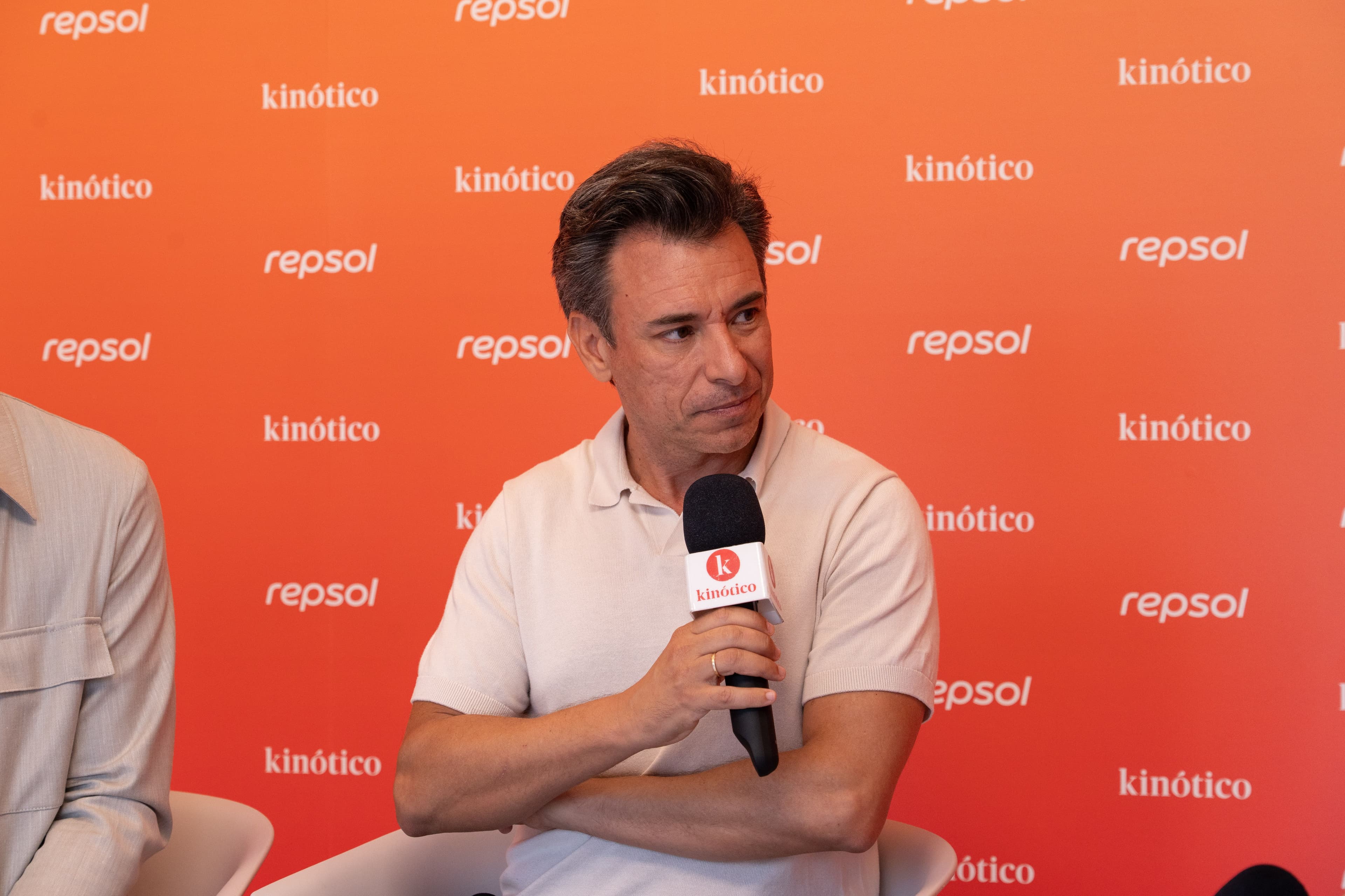 El director de 'La voz quebrada' Manuel Menchón durante la entrevista en el set de Kinótico, patrocinado por Repsol, en San Sebastián, en septiembre de 2026