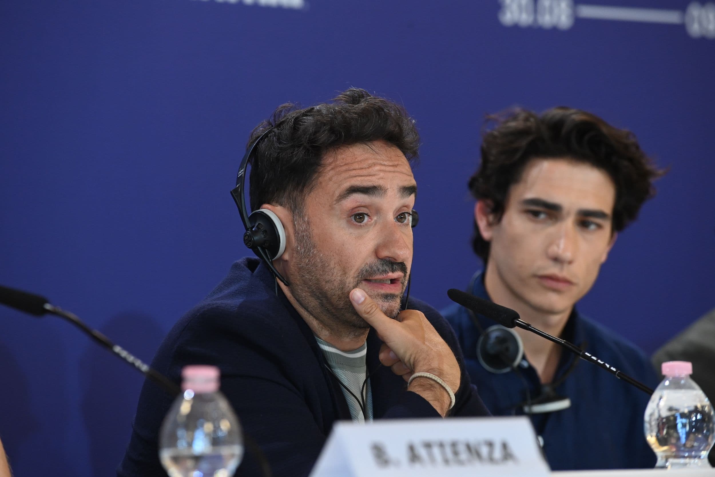 Juan Antonio Bayona y el actor Enzo Vogrincic en la rueda de prensa de 'La sociedad de la nieve' en el Festival de Venecia