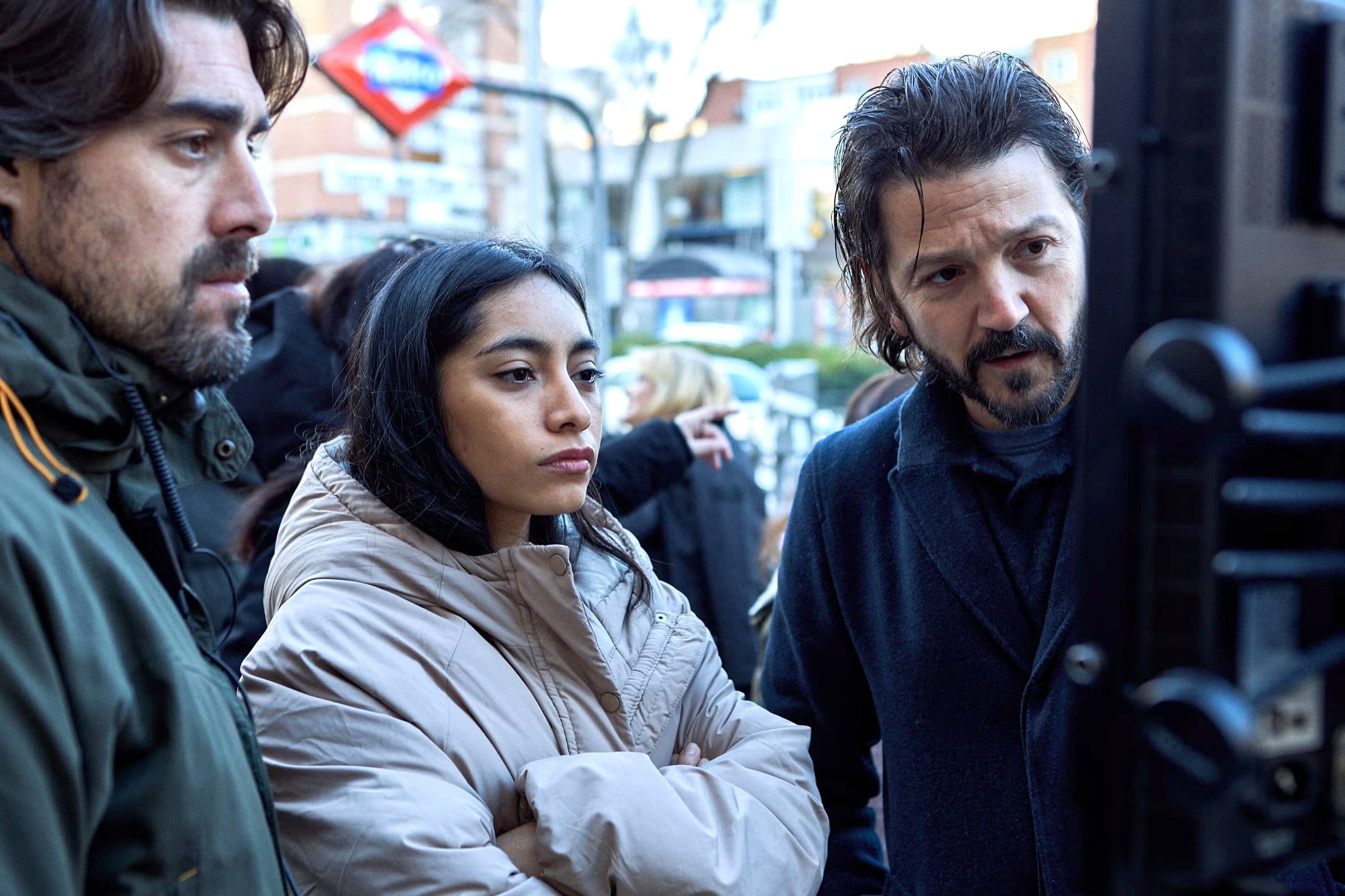 La actriz Anna Diaz y el director Diego Luna en el rodaje de 'Ceniza en la boca' en España 2025