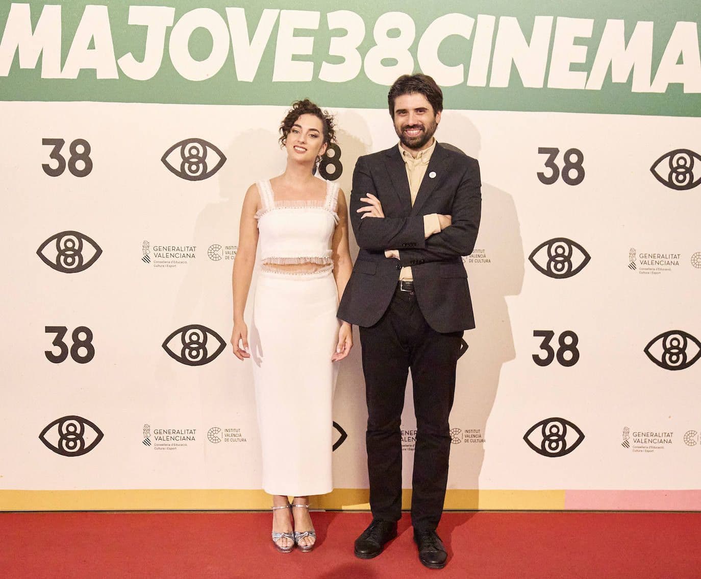 La actriz María Caballero, premio 'Un futuro de cine', posa en el festival Cinema Jove junto al director Carlos Madrid
