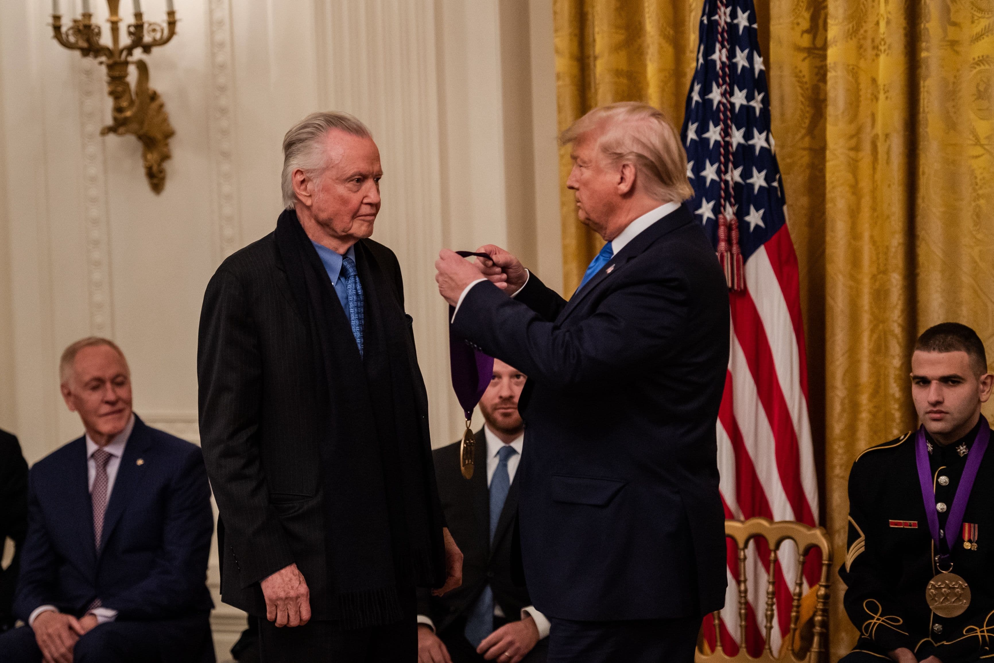 El presidente de EEUU Donald Trump entrega la Medalla Nacional de las Artes al actor Jon Voight en noviembre de 2019