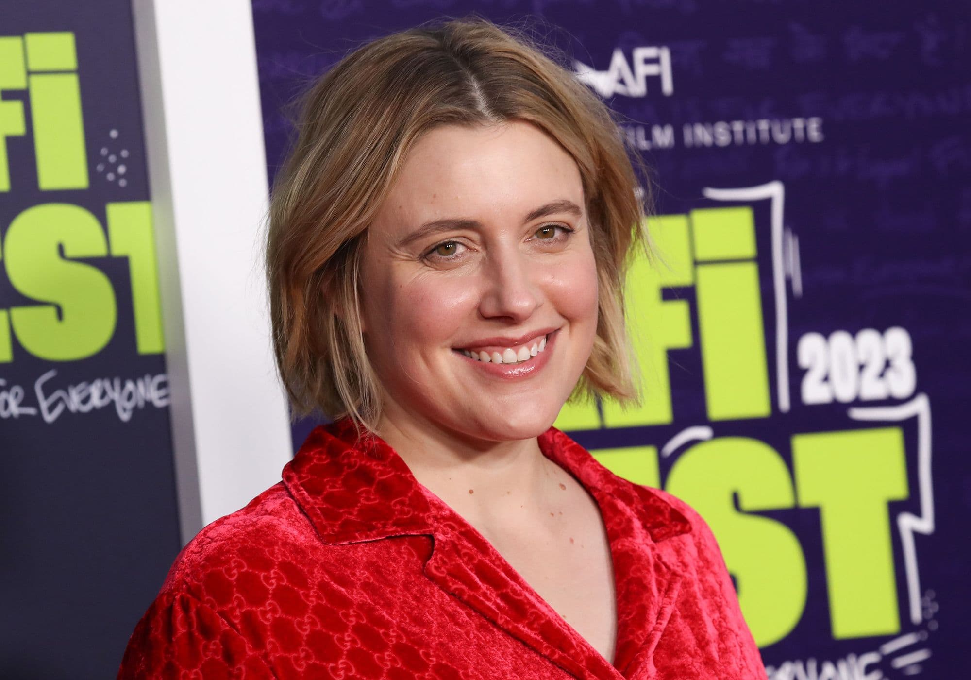 Fotografía de la directora y actriz Greta Gerwig en la alfombra roja del American Film Institute
