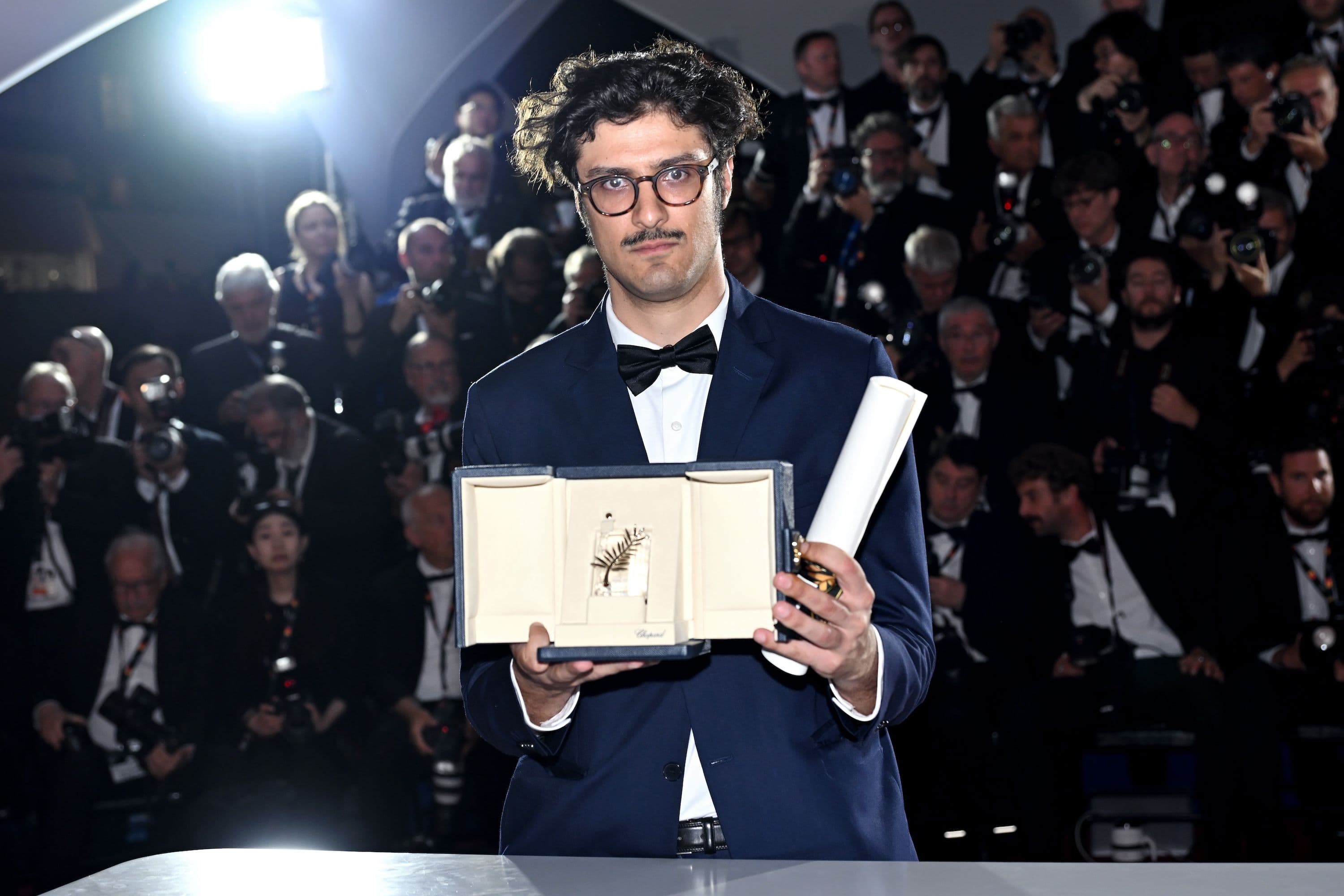 El director argentino Federico Luis sostiene la Palma de Oro al Mejor Cortometraje del Festival de Cannes 2026 para 'Para los contrincantes'