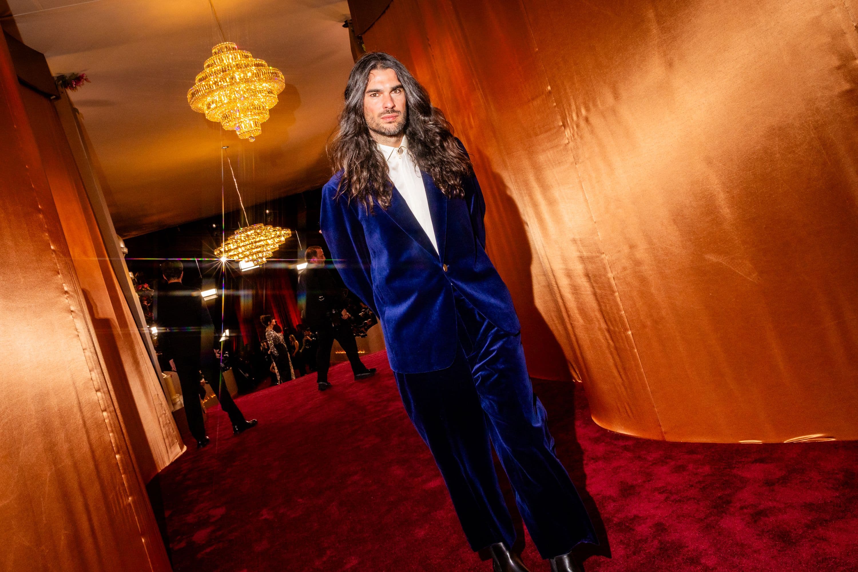 El director Oliver Laxe, a su llegada a la ceremonia de los Globos de Oro 2026 en Los Ángeles