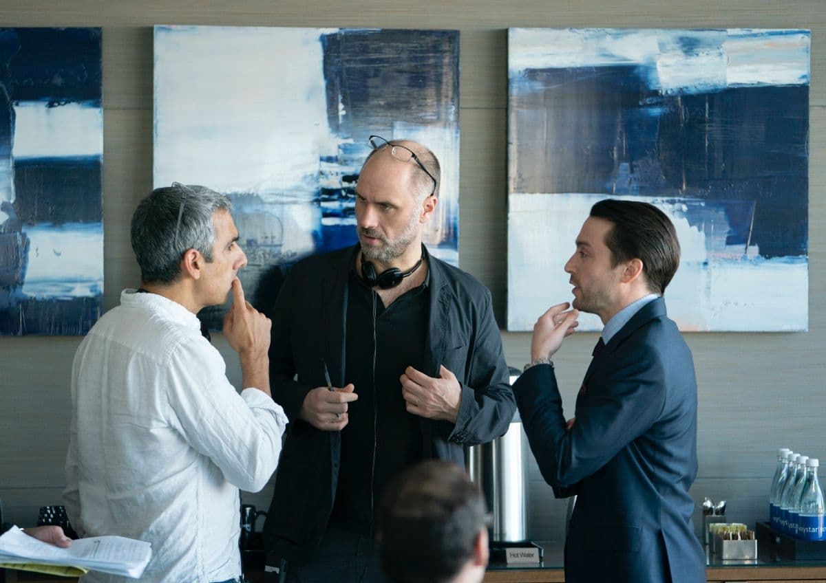 Imagen del rodaje de la serie 'Succession' con Jesse Armstrong, en el centro, y Kieran Culkin.