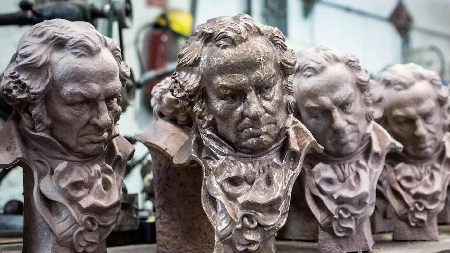 Imagen de archivo de varias estatuillas de los Premios Goya, captada en el taller de fundición