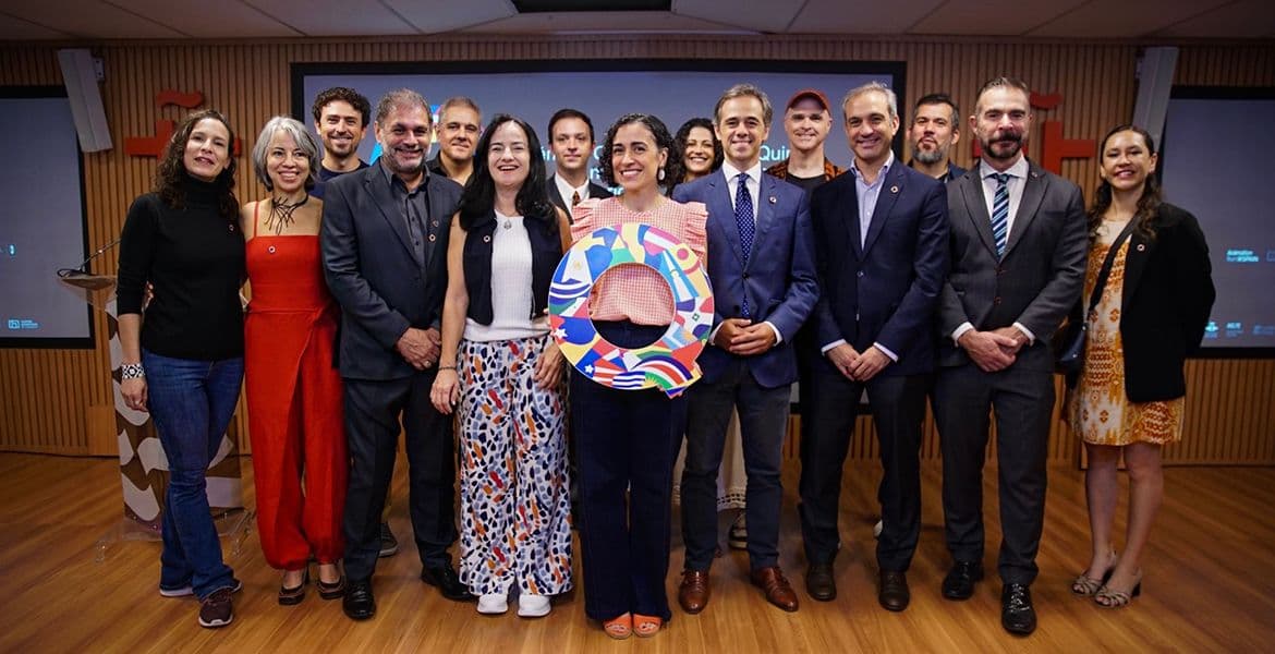 Foto familia de Instituciones, profesionales y asociaciones asistentes a la lectura de nominaciones de los Premios Quirino 2026 en São Paulo.