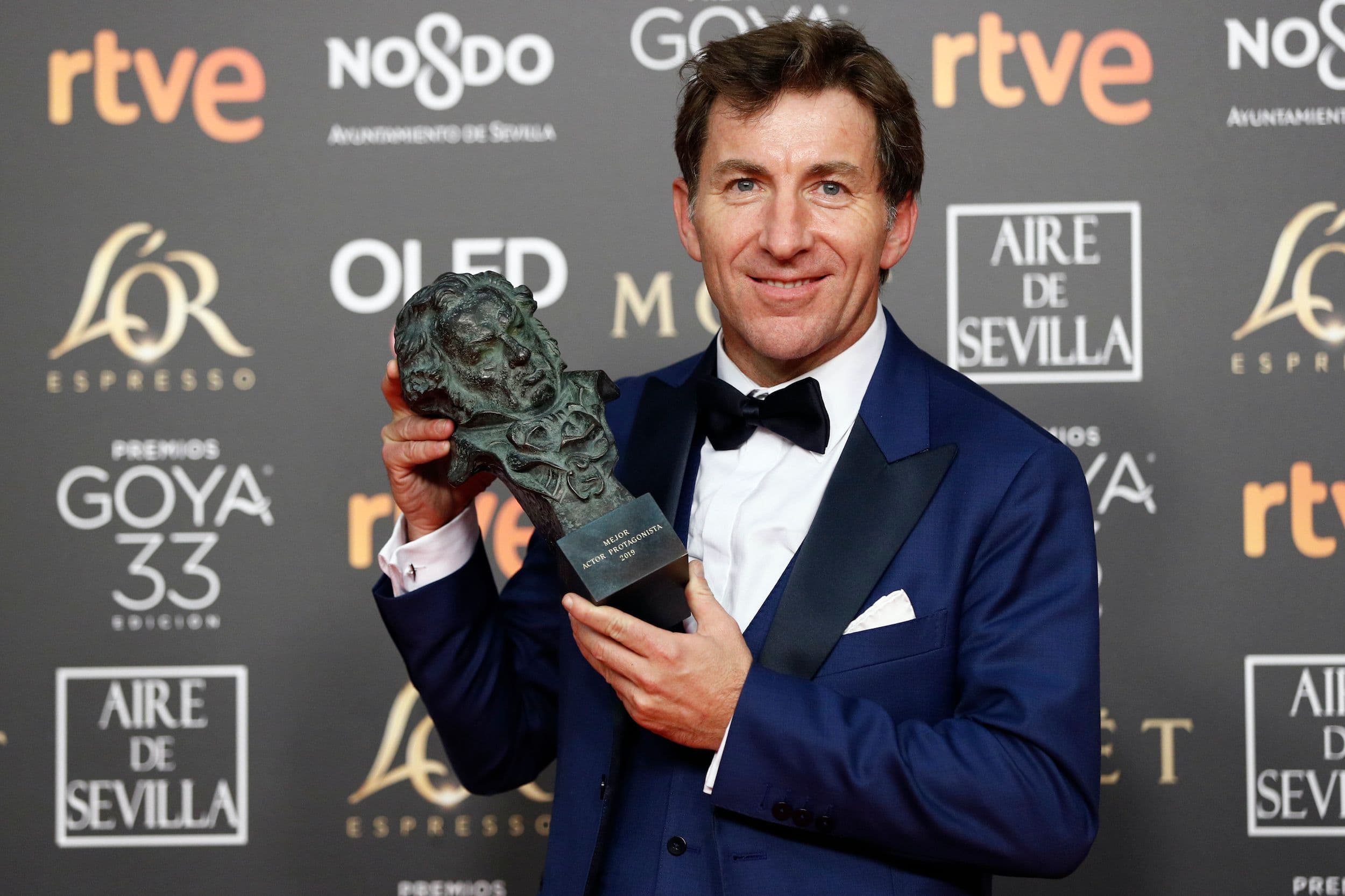 El actor Antonio de la Torre sostiene su Goya al Mejor Actor protagonista por 'El reino' en la gala de 2019