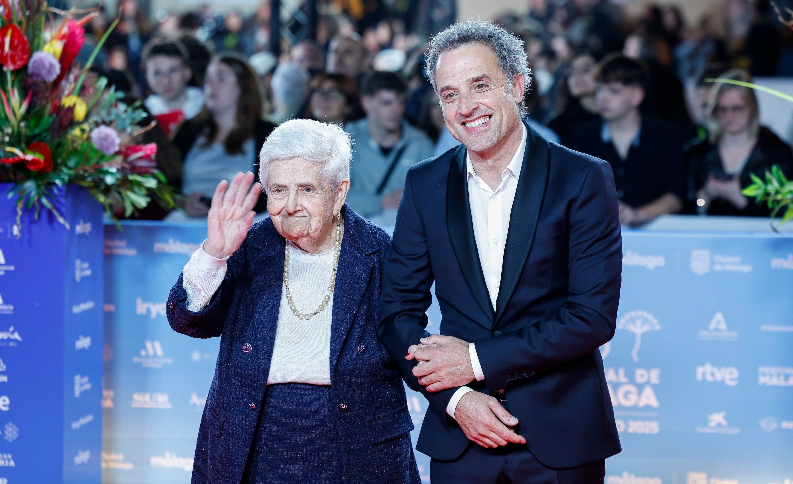 El actor y director de 'La deuda', Daniel Guzmán, posa junto a la debutante Charo García en la alfombra roja del Festival de Málaga 2025