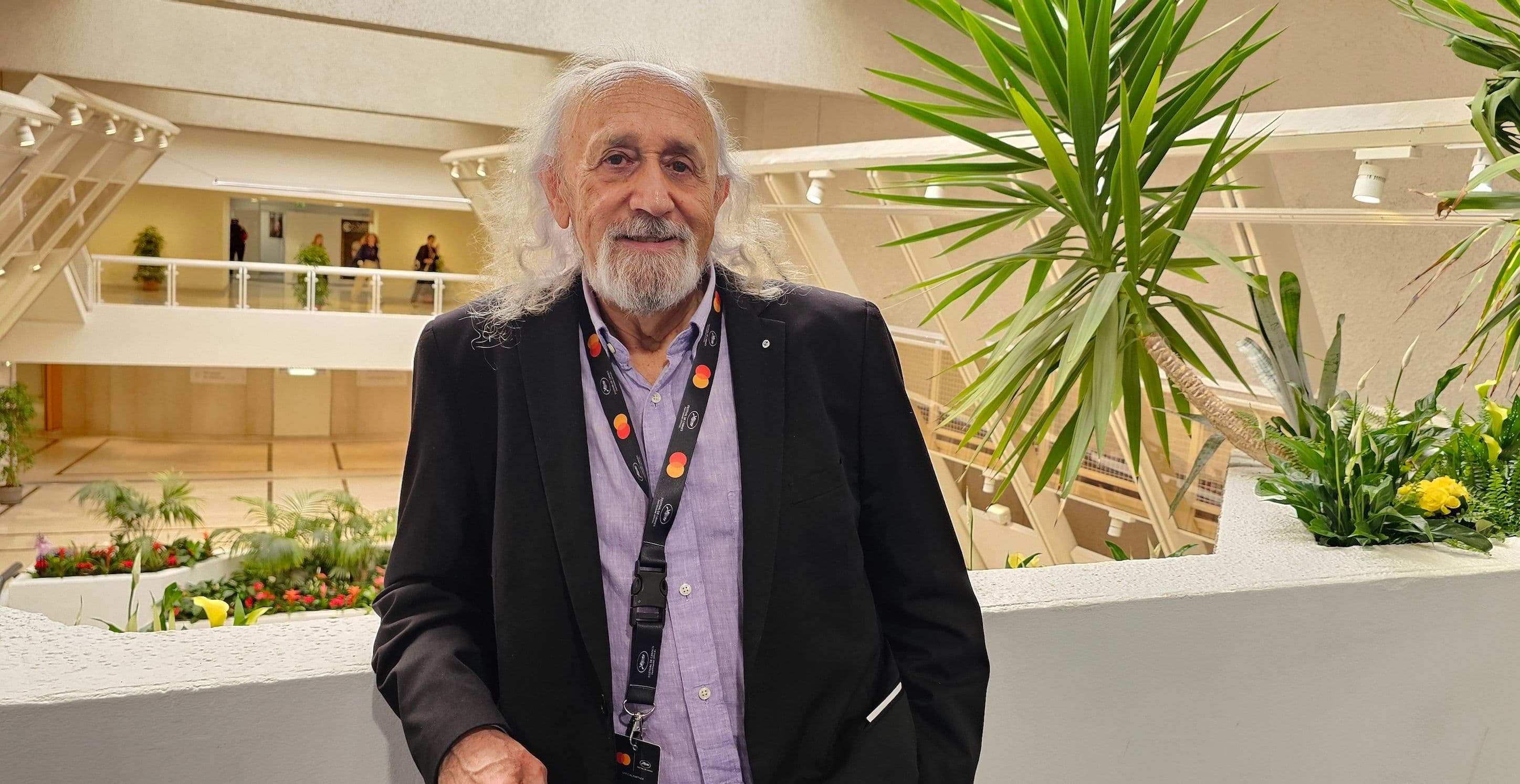 El director Montxo Armendáriz posa en el Palais des Festivals de Cannes durante la edición 77 del certamen