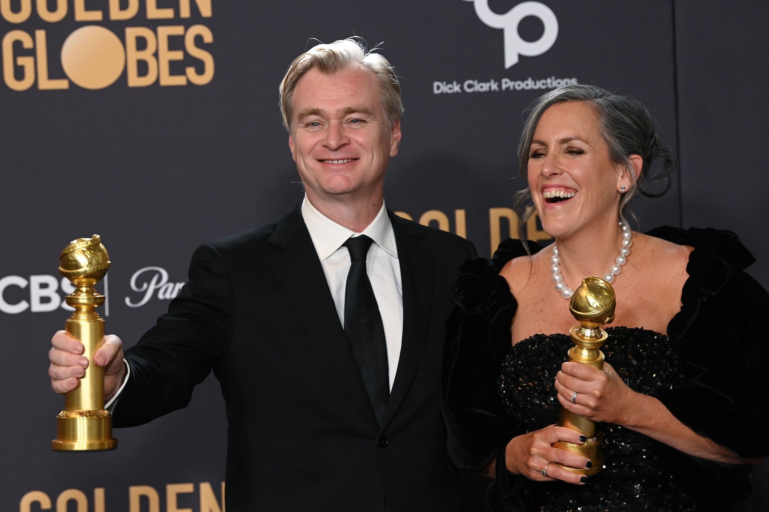 El director y la productora de 'Oppenheimer', Christopher Nolan y Emma Thomas, celebran los Globos de Oro obtenidos por la película